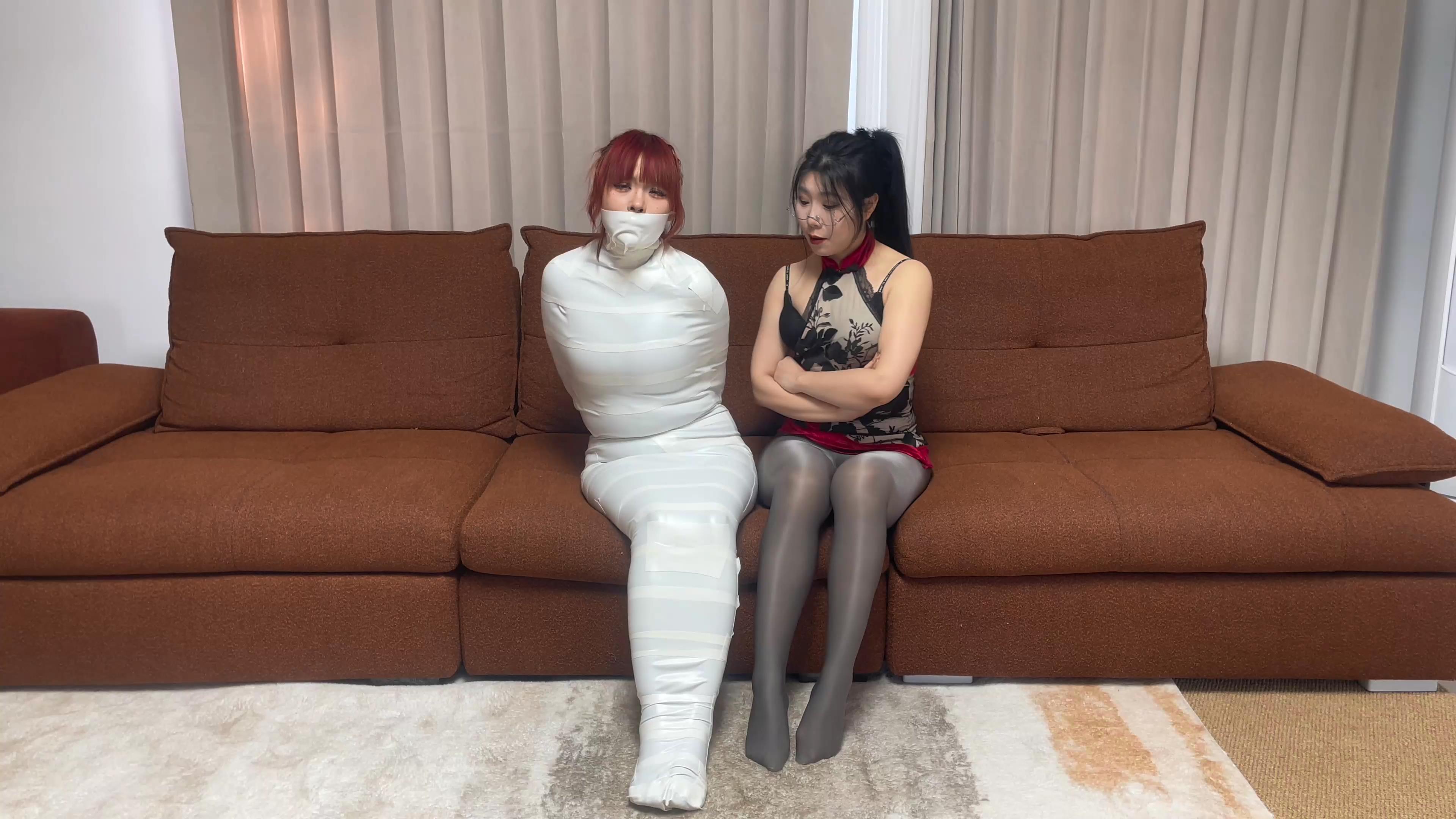 云雀定制_女奴贩卖直播间 丰满木乃伊女奴[20250113-090507].jpg