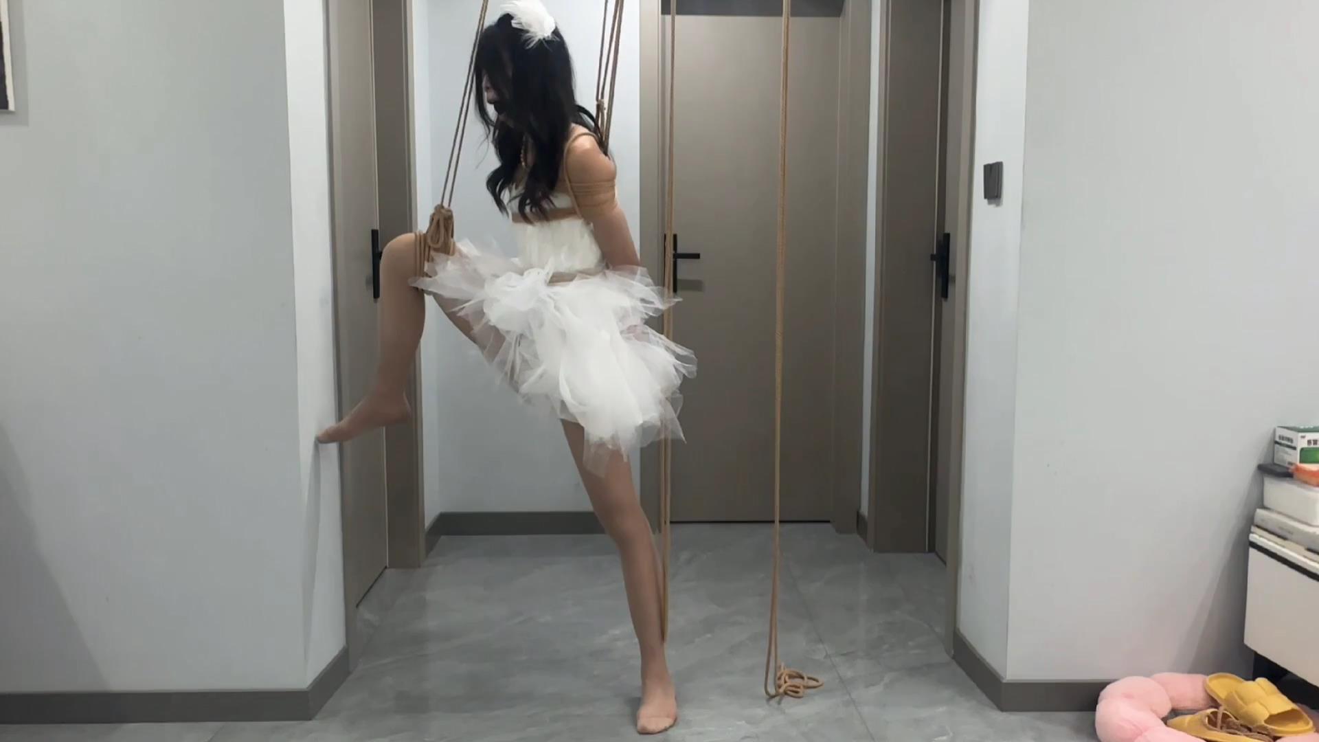 欢乐谷 被吊在空中强高口舌的芭蕾舞者深度[00_09_08][20250226-105217].jpg