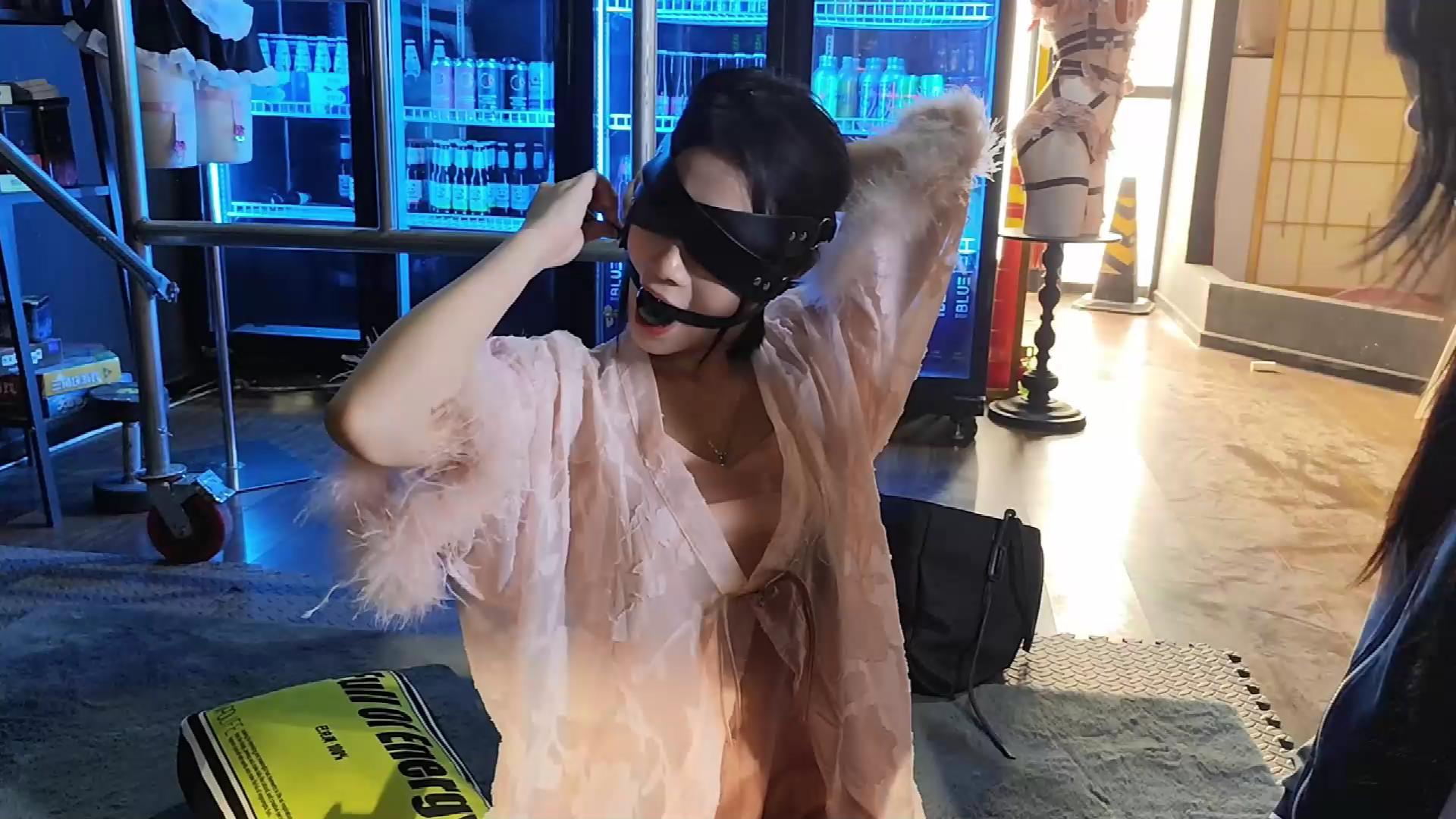 绳欲club 人妻兔兔的初体验 婚礼晨袍[00_16_38][20250407-105946].jpg