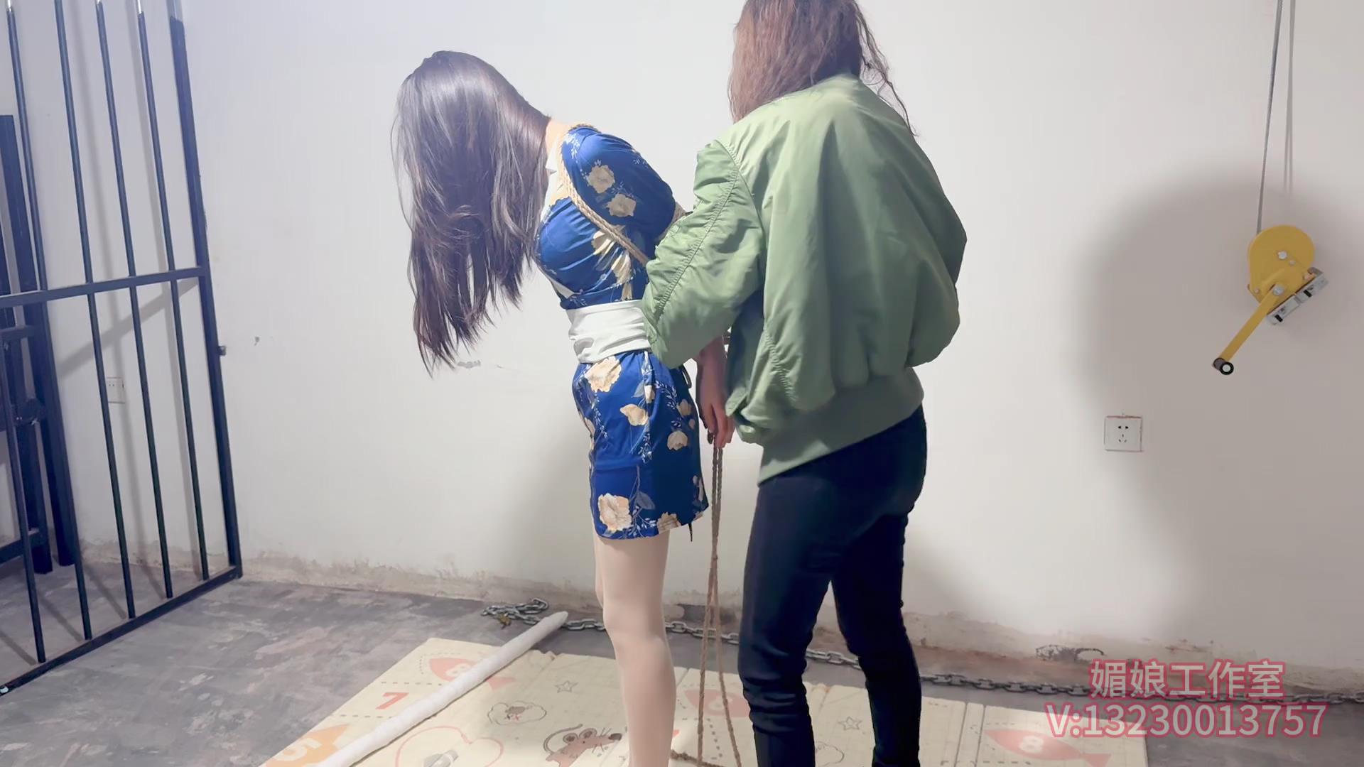媚娘工作室 水儿和媚娘把书瑶直臂捆绑戴上[00_01_12][20250424-112509].jpg