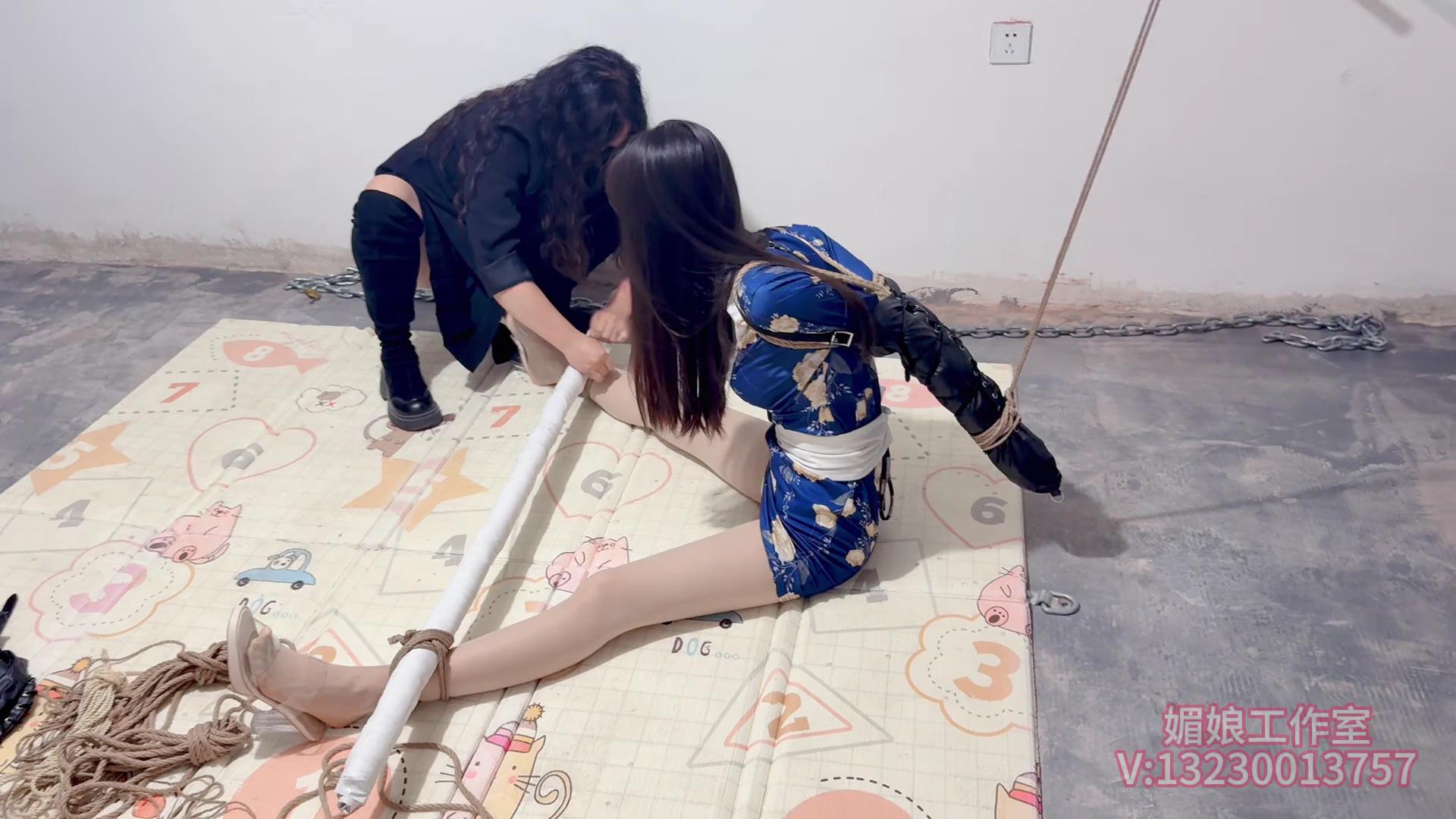 媚娘工作室 水儿和媚娘把书瑶直臂捆绑戴上[00_09_51][20250424-112516].jpg
