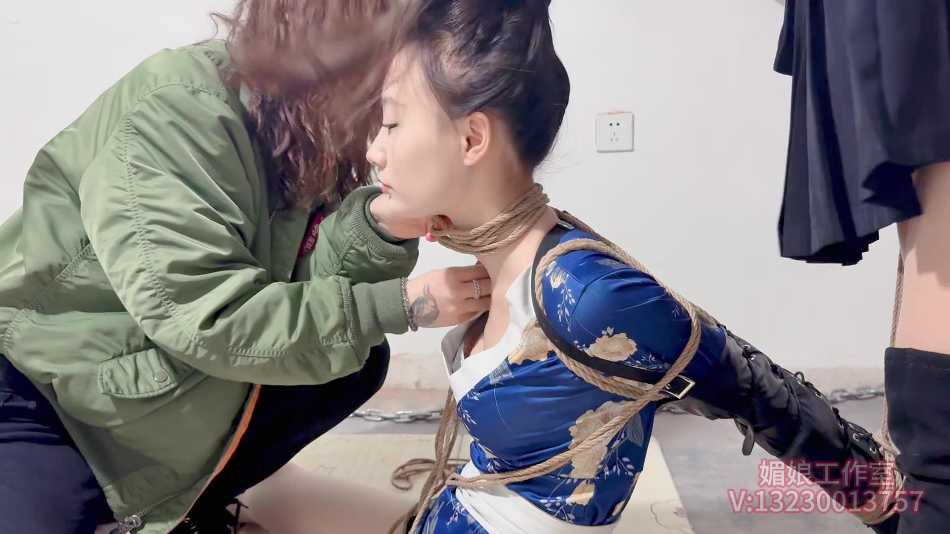 媚娘工作室 水儿和媚娘把书瑶直臂捆绑戴上[00_11_37][20250424-112521].jpg