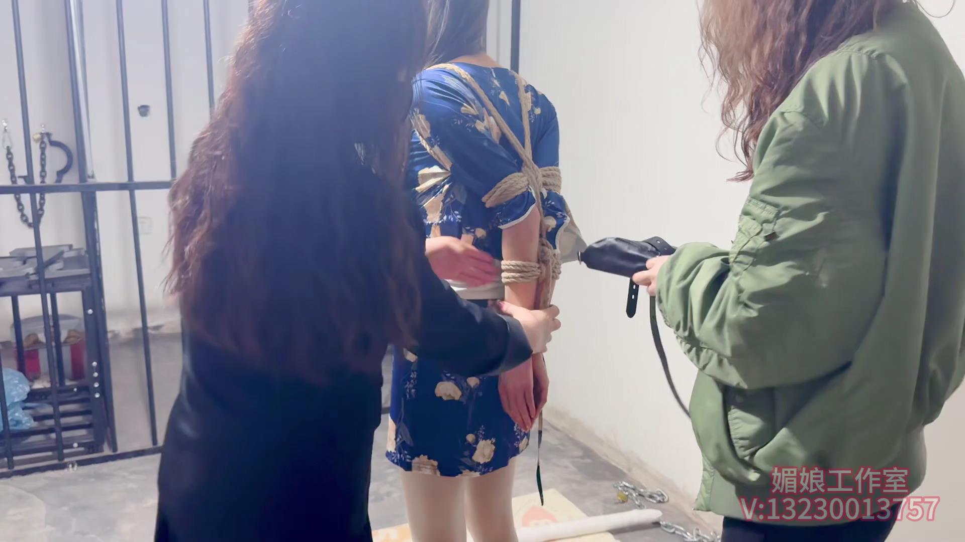 媚娘工作室 水儿和媚娘把书瑶直臂捆绑戴上[00_03_05][20250424-112512].jpg