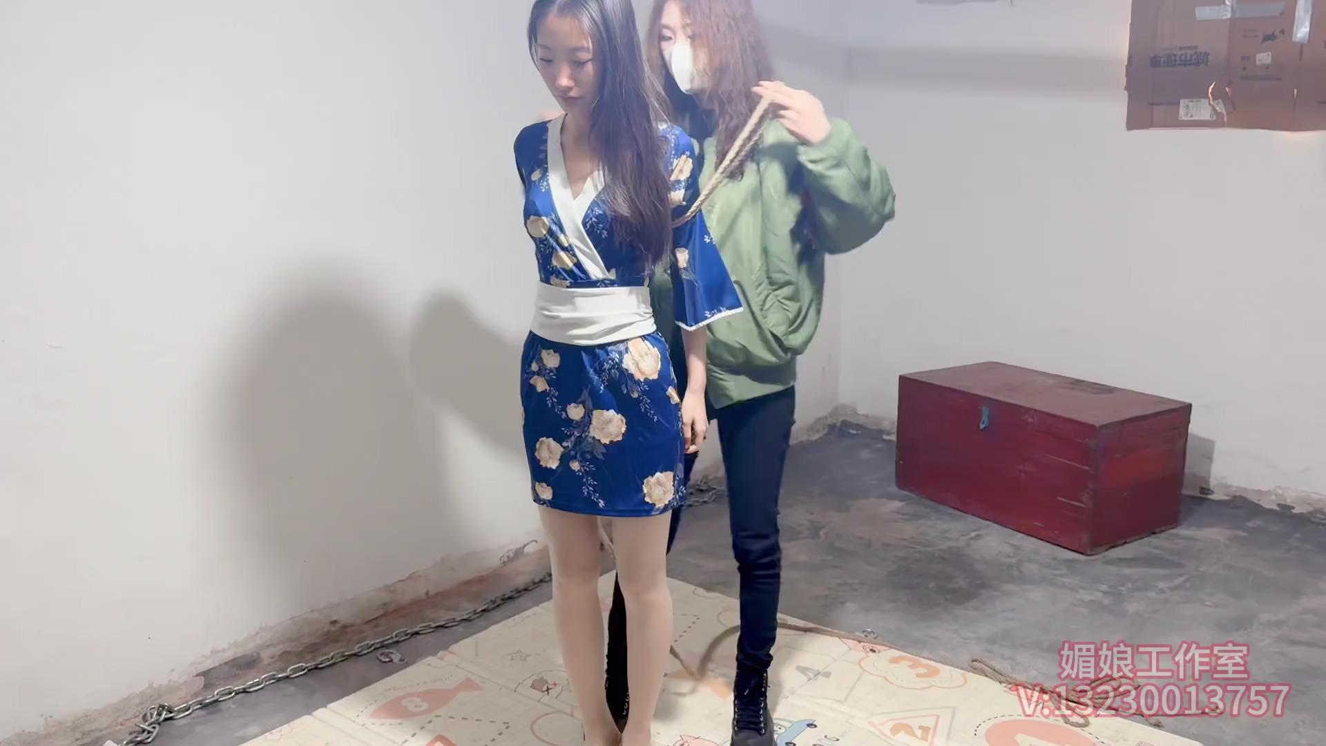 媚娘工作室 水儿和媚娘把书瑶直臂捆绑戴上[20250424-112505].jpg