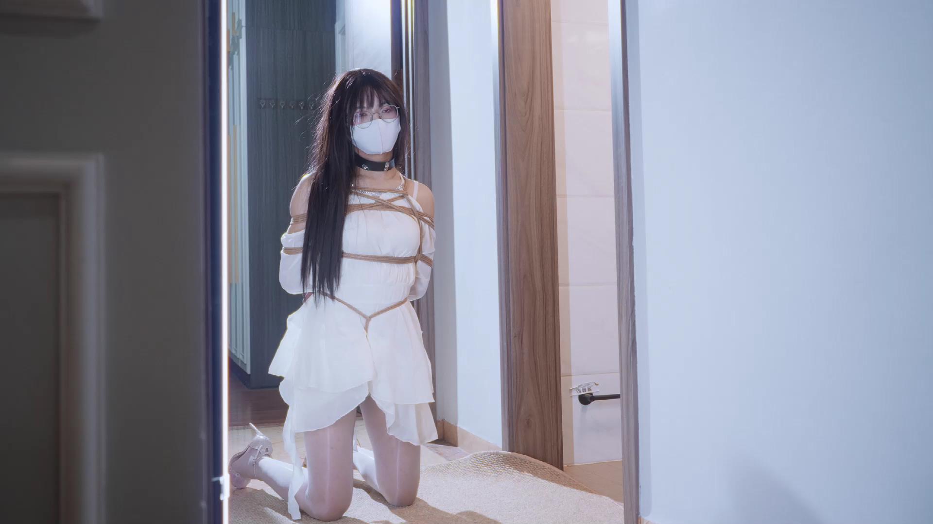 噗叽 网剧女主是我的M 小叶穿白裙丝袜高[00_04_28][20250512-095724].jpg