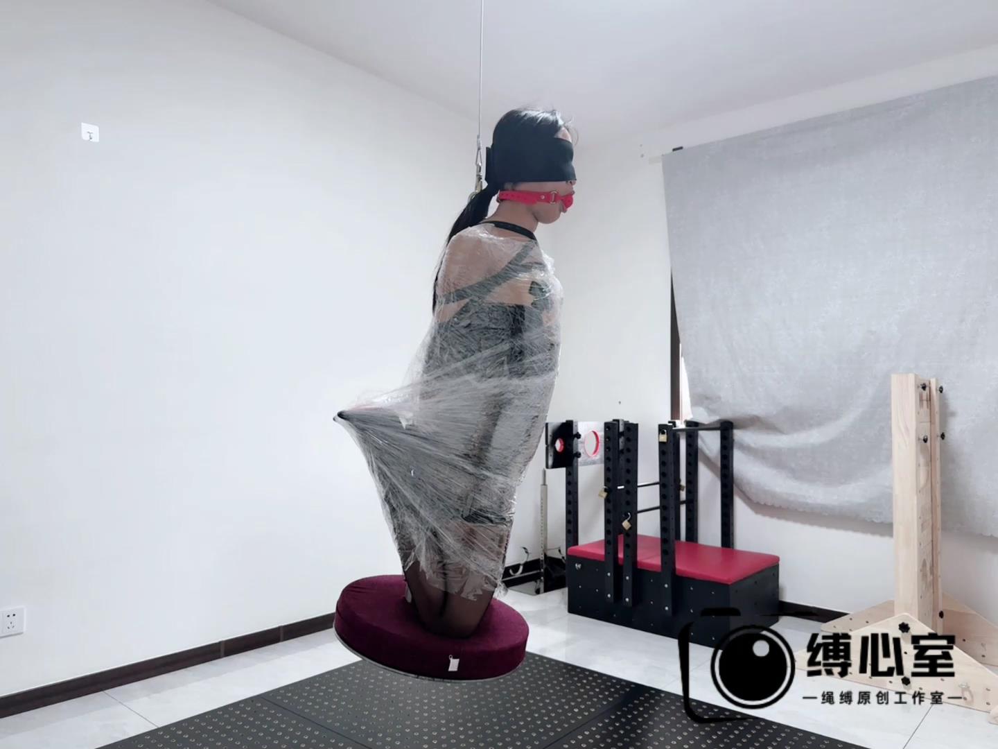 缚心室 黑丝女大学生挑战单手套 扎带 缠[00_17_21][20250531-104800].jpg