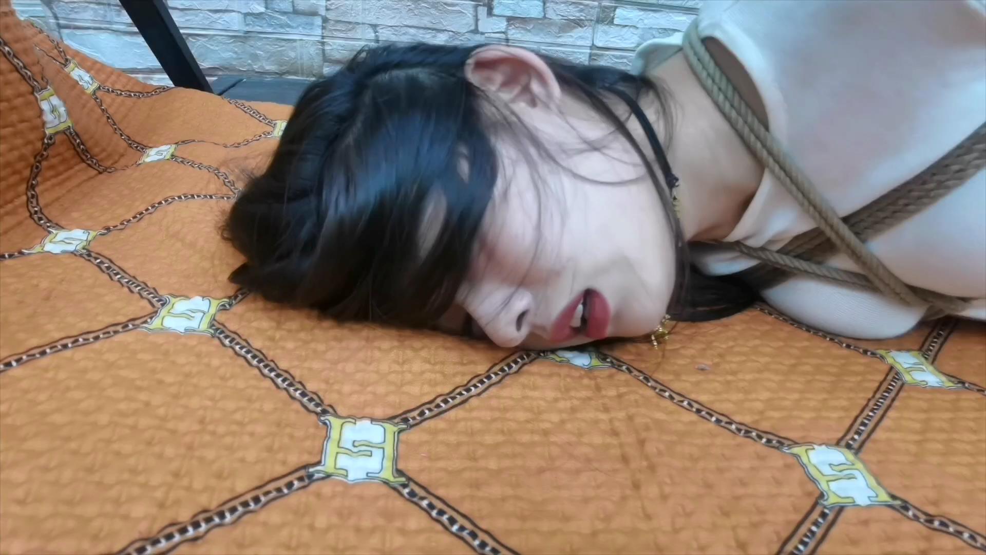 飞天原创 学生希希在小树林在看小说,被2[00_08_35][20250601-095513].jpg