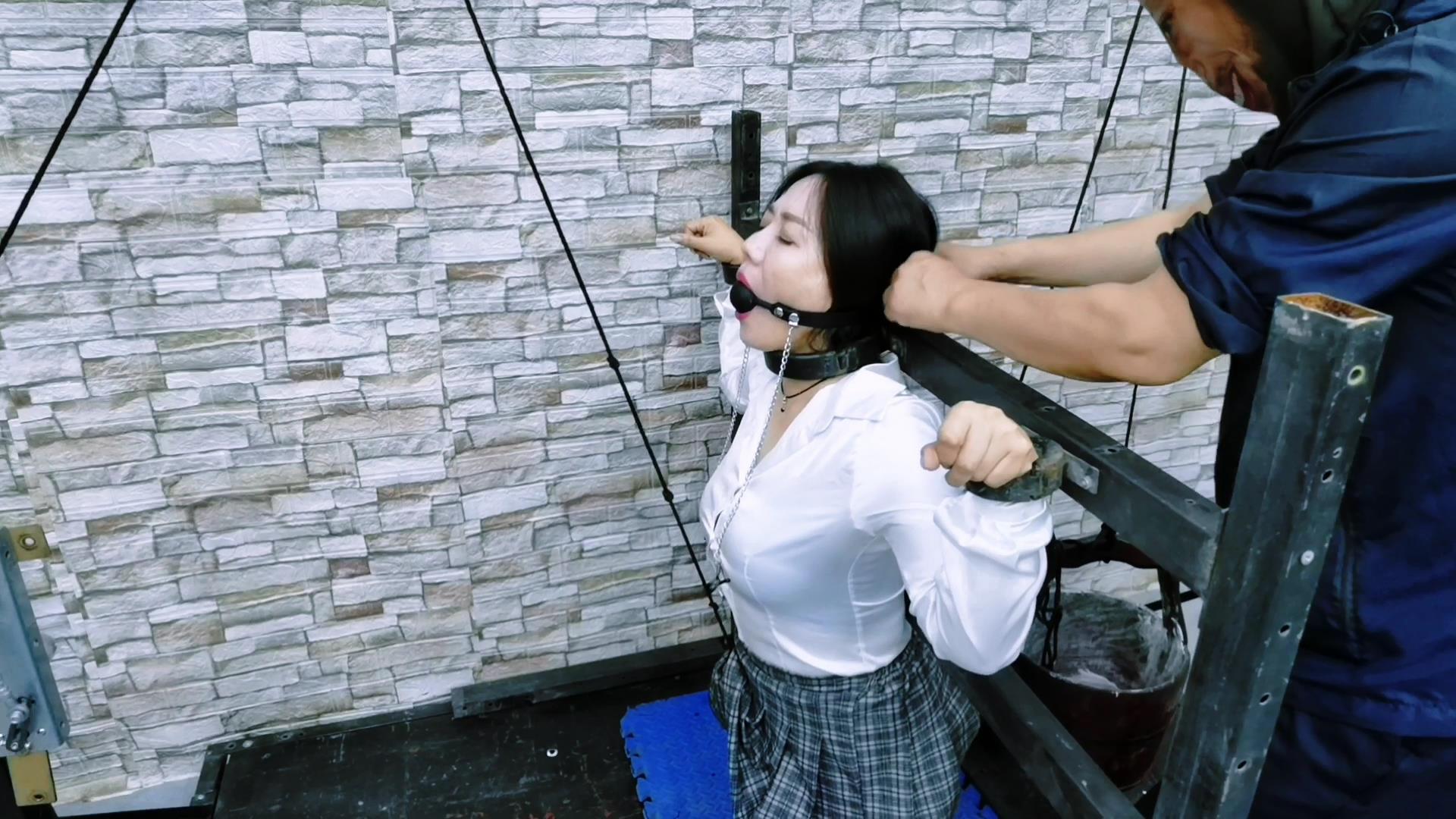 飞天原创 误入房间的女人贩子惨遭无情折磨[00_03_31][20250613-113349].jpg