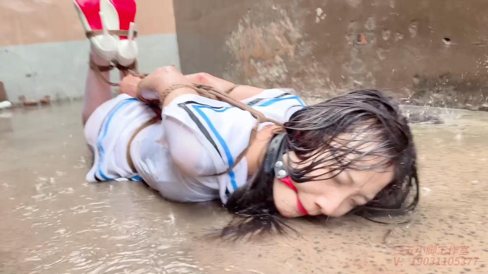 三五小脚 在大雨中的束缚[00_21_11][20250809-125255].jpg