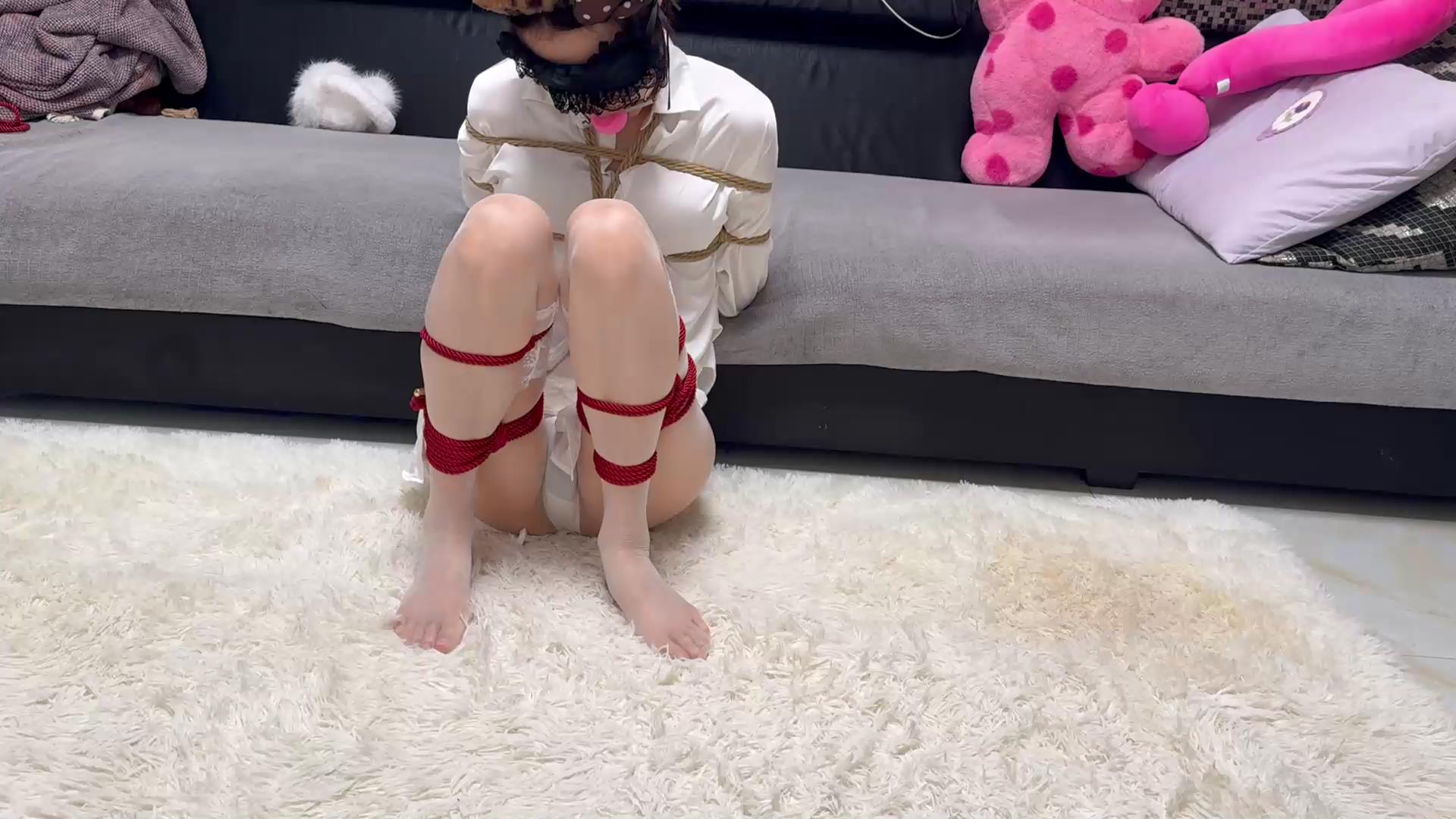 眼眸出品 白丝脱缚 上集[00_04_53][20250826-185016].jpg