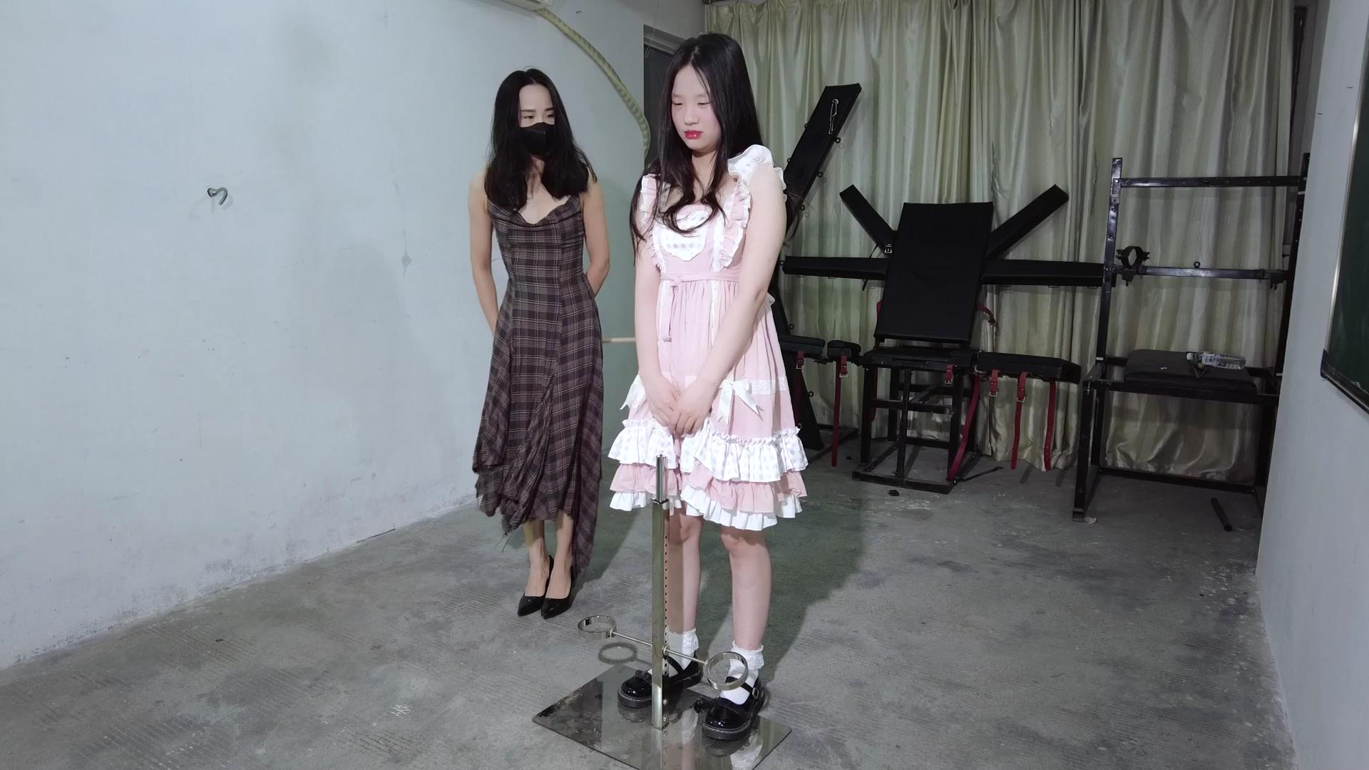 樱束原创 罚站 萝莉小颖不乖被捆绑固定在[00_01_30][20250904-151502].jpg