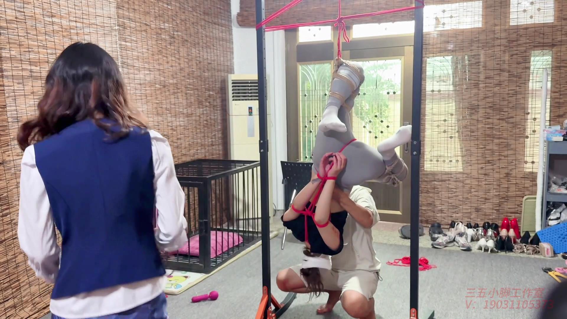 三五小脚 凌辱瑜伽裤小姐姐直到尿裤子-白[00_04_17][20250915-132414].jpg