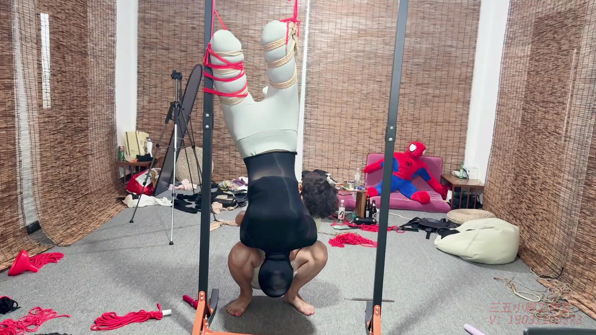 三五小脚 凌辱瑜伽裤小姐姐直到尿裤子-白[00_09_26][20250915-132421].jpg