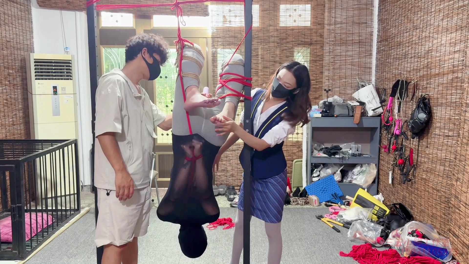 三五小脚 凌辱瑜伽裤小姐姐直到尿裤子-白[00_11_35][20250915-132424].jpg