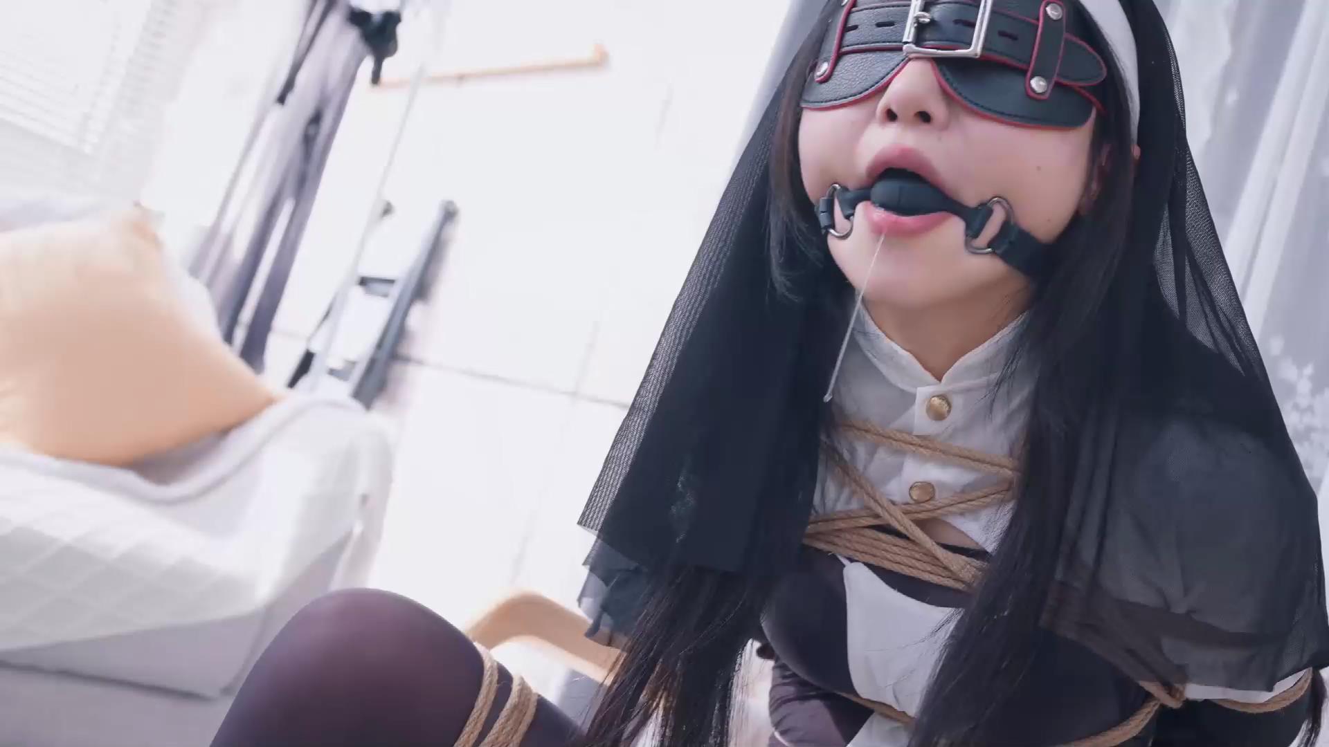 丝米 惩罚堕落修女Ⅲ 抓住一只连体丝袜的[00_05_32][20250919-113233].jpg