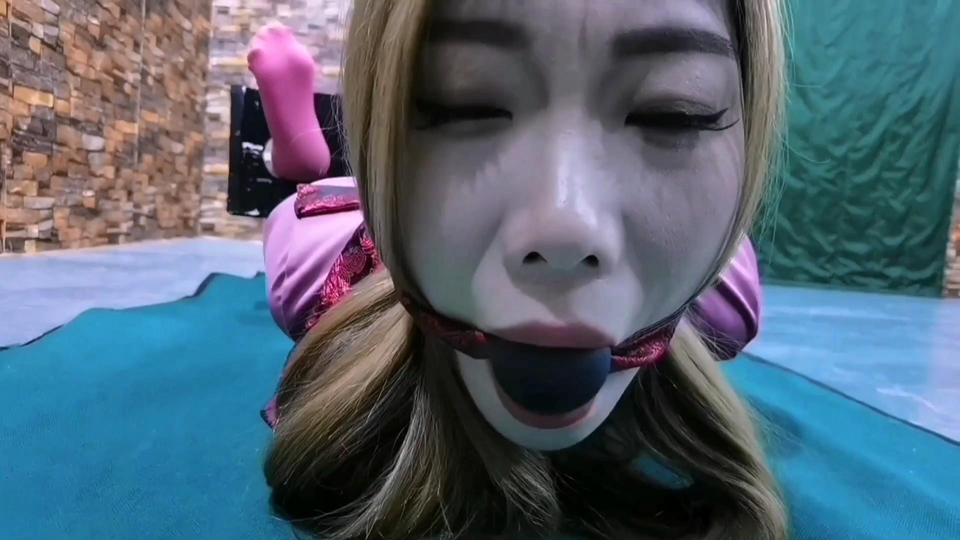 HD飞天-月仙儿被抓住 木枷镣铐[00_23_29][20250921-105259].jpg