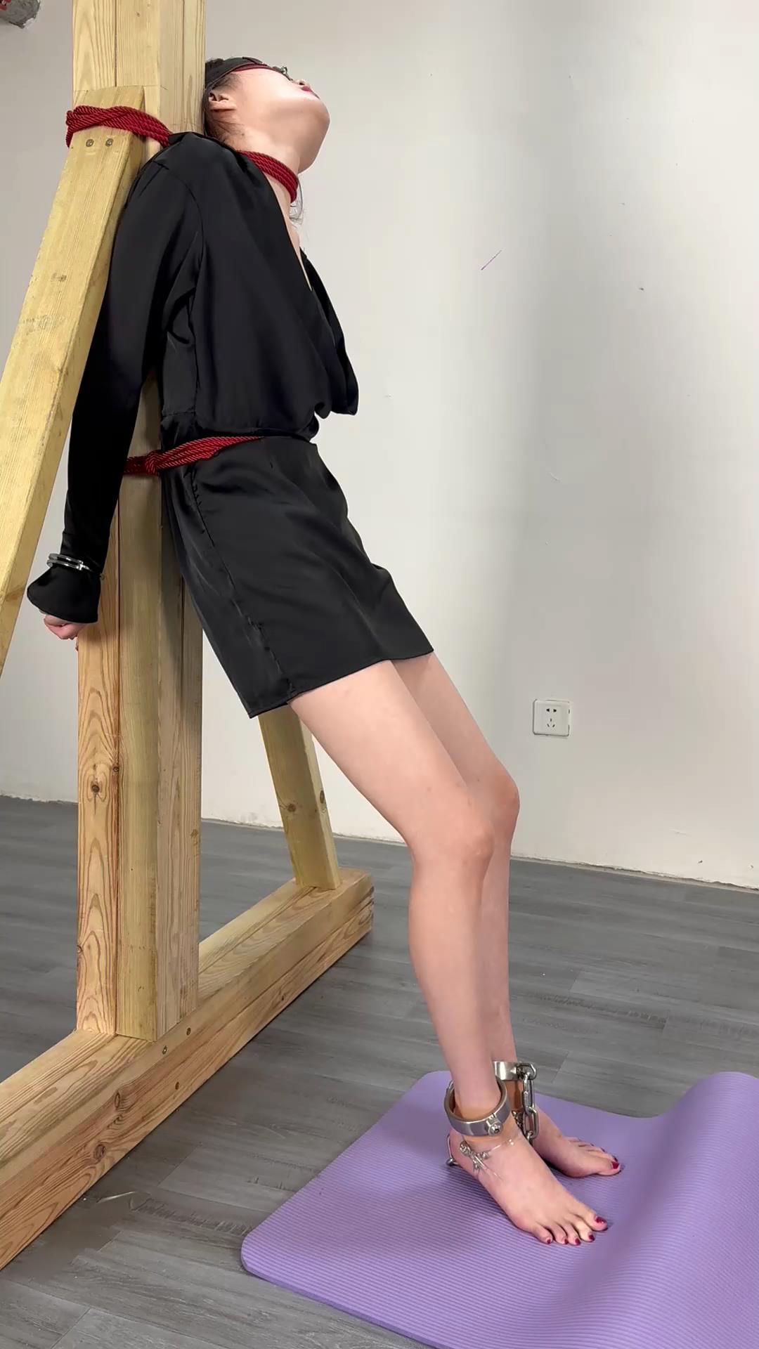 眼眸出品 半蹲罚站 脚钉惩罚[00_53_04][20250921-123514].jpg