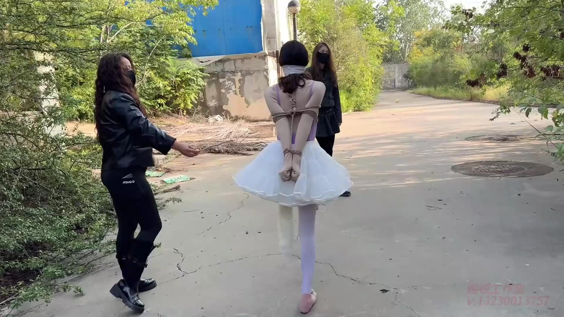 媚娘工作室 舞蹈女孩被强迫室外-前震后R[00_36_22][20250922-125255].jpg