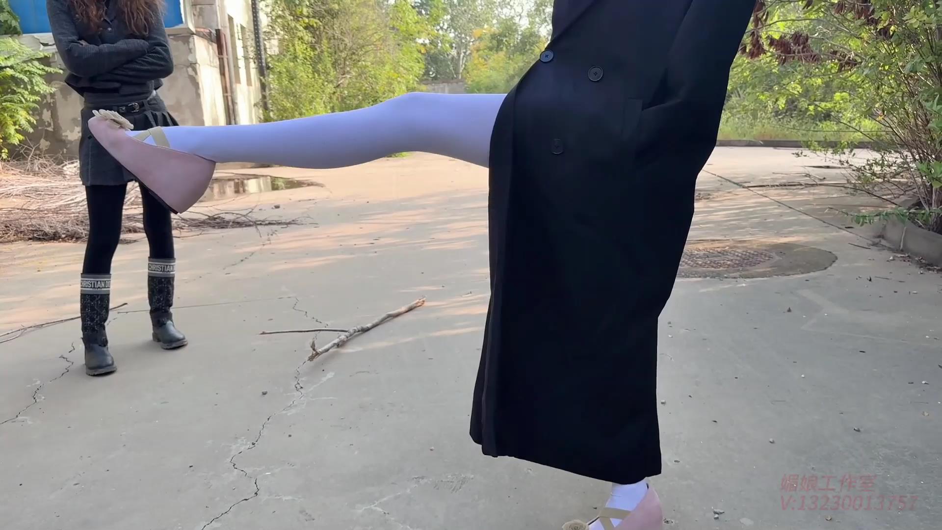 媚娘工作室 舞蹈女孩被强迫室外-前震后R[00_28_22][20250922-125246].jpg