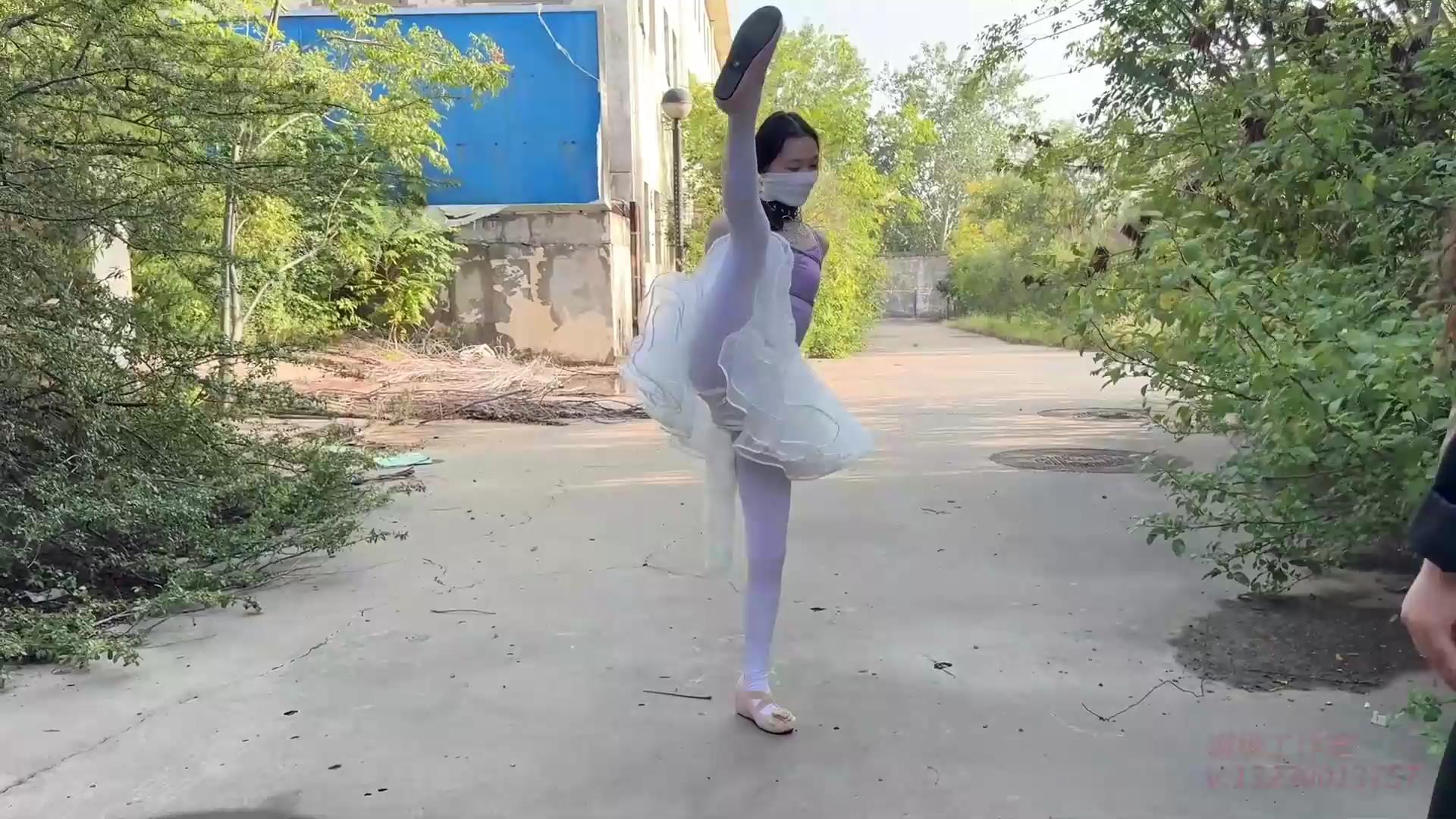 媚娘工作室 舞蹈女孩被强迫室外-前震后R[00_39_39][20250922-125258].jpg