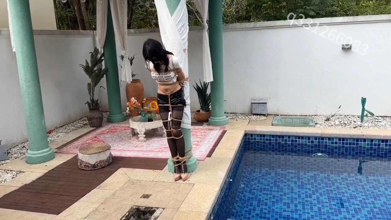 欢乐谷 被捆绑放置在泳池别墅里尤物以及深[00_40_00][20250922-130112].jpg