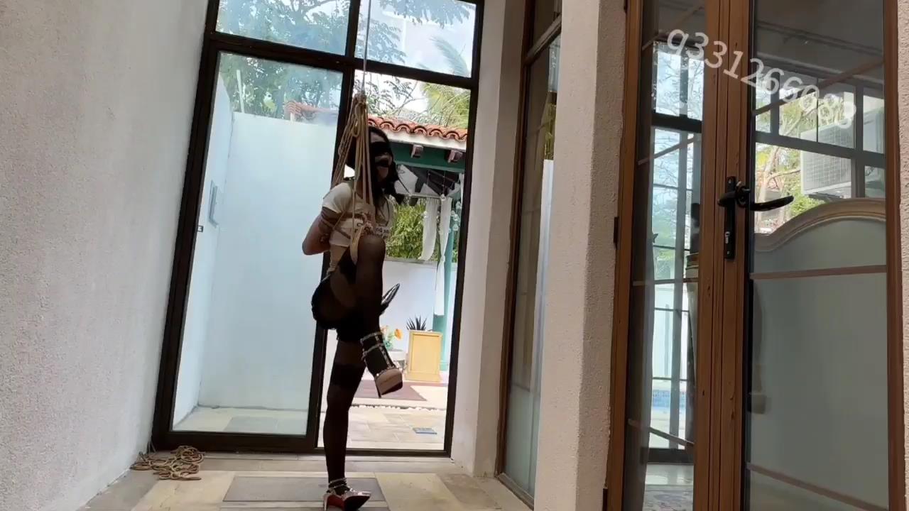 欢乐谷 被捆绑放置在泳池别墅里尤物以及深[01_53_04][20250922-130122].jpg