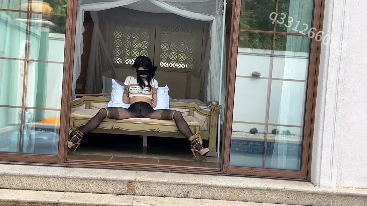 欢乐谷 被捆绑放置在泳池别墅里尤物以及深[02_05_26][20250922-130127].jpg