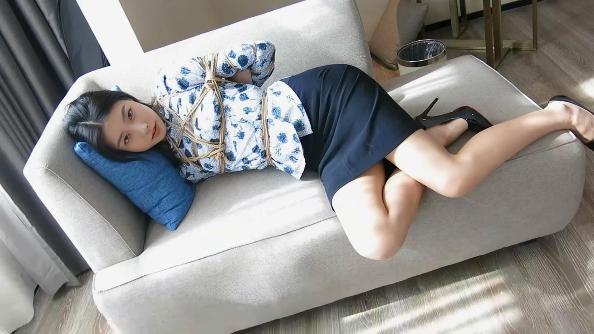 玩绳男孩 空姐装小姐姐被各种漏熊堵嘴口舌[00_08_50][20250924-165256].jpg