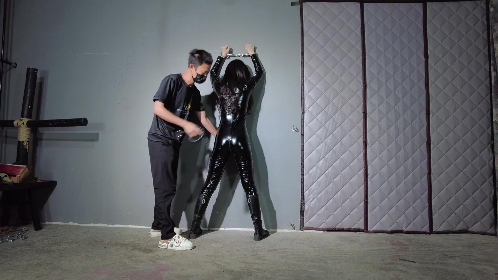 樱束原创 搜身 间谍被捕先要对她进行一番[00_01_13][20250926-125012].jpg