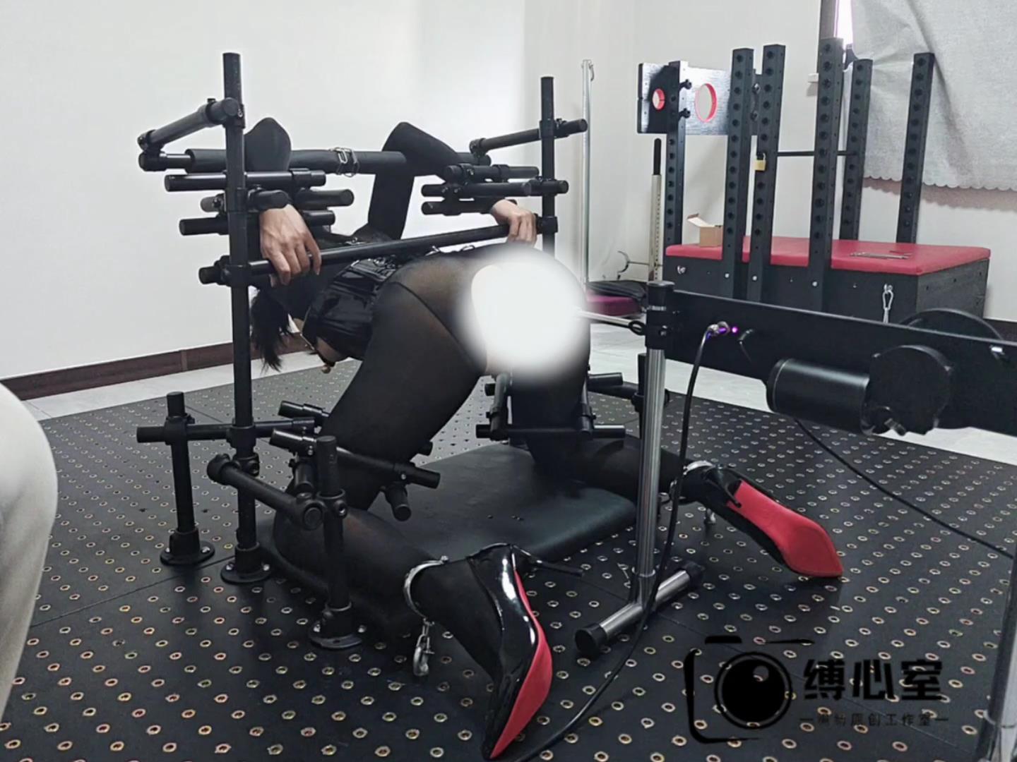 缚心室 油光黑丝女特工被俘记！大型拘束架[00_04_06][20250928-113436].jpg