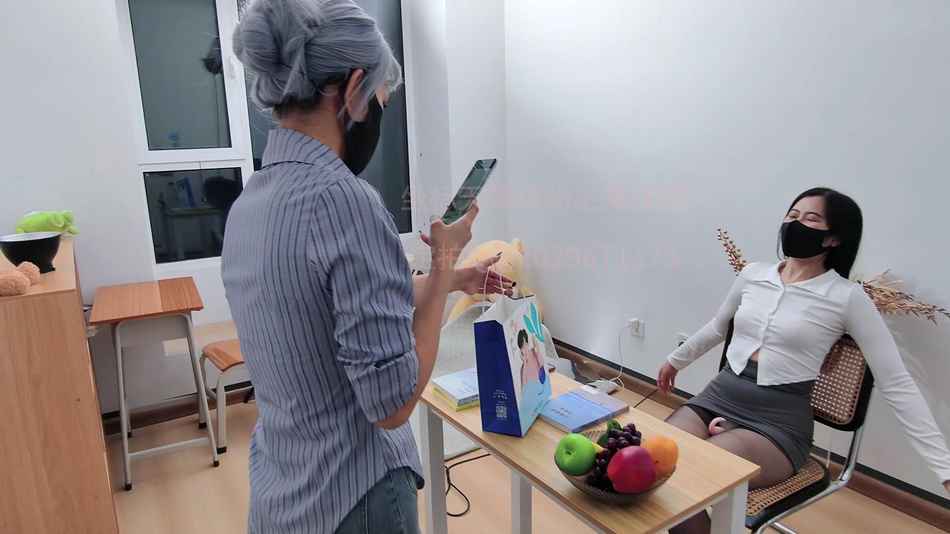 雪宝日记 学表演的新模，雪儿第一次尝试多[00_02_00][20250930-104446].jpg