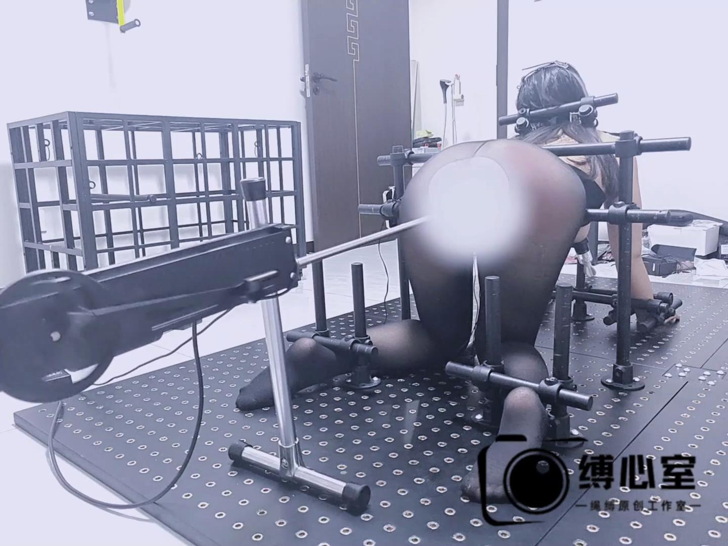 缚心室 黑丝小美女的拘束架体验，三种姿势[00_26_29][20251001-131731].jpg