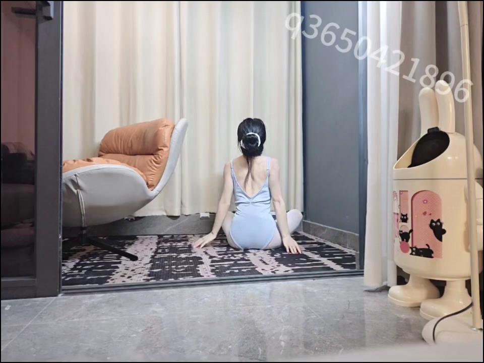 欢乐谷 驷马悬吊在空中的体操妹子反复前后[00_00_40][20251005-142529].jpg