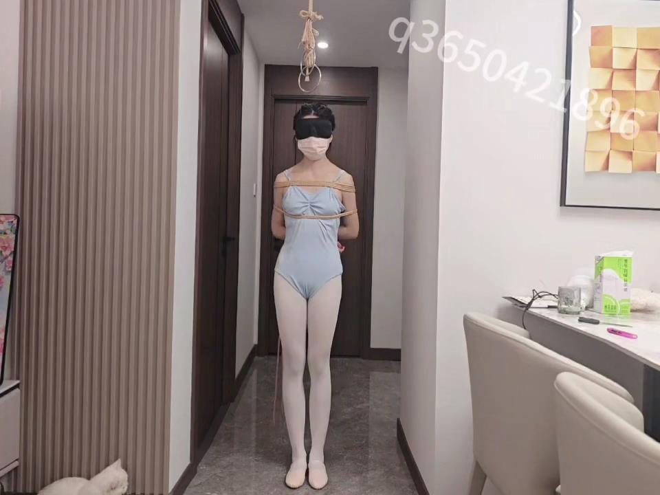 欢乐谷 驷马悬吊在空中的体操妹子反复前后[00_03_29][20251005-142535].jpg