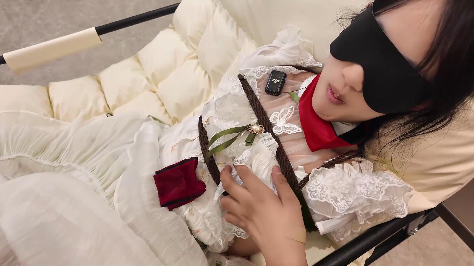 长颜草 圈养临家少女1 被熟人强捆 挠痒[00_19_37][20251008-121018].jpg