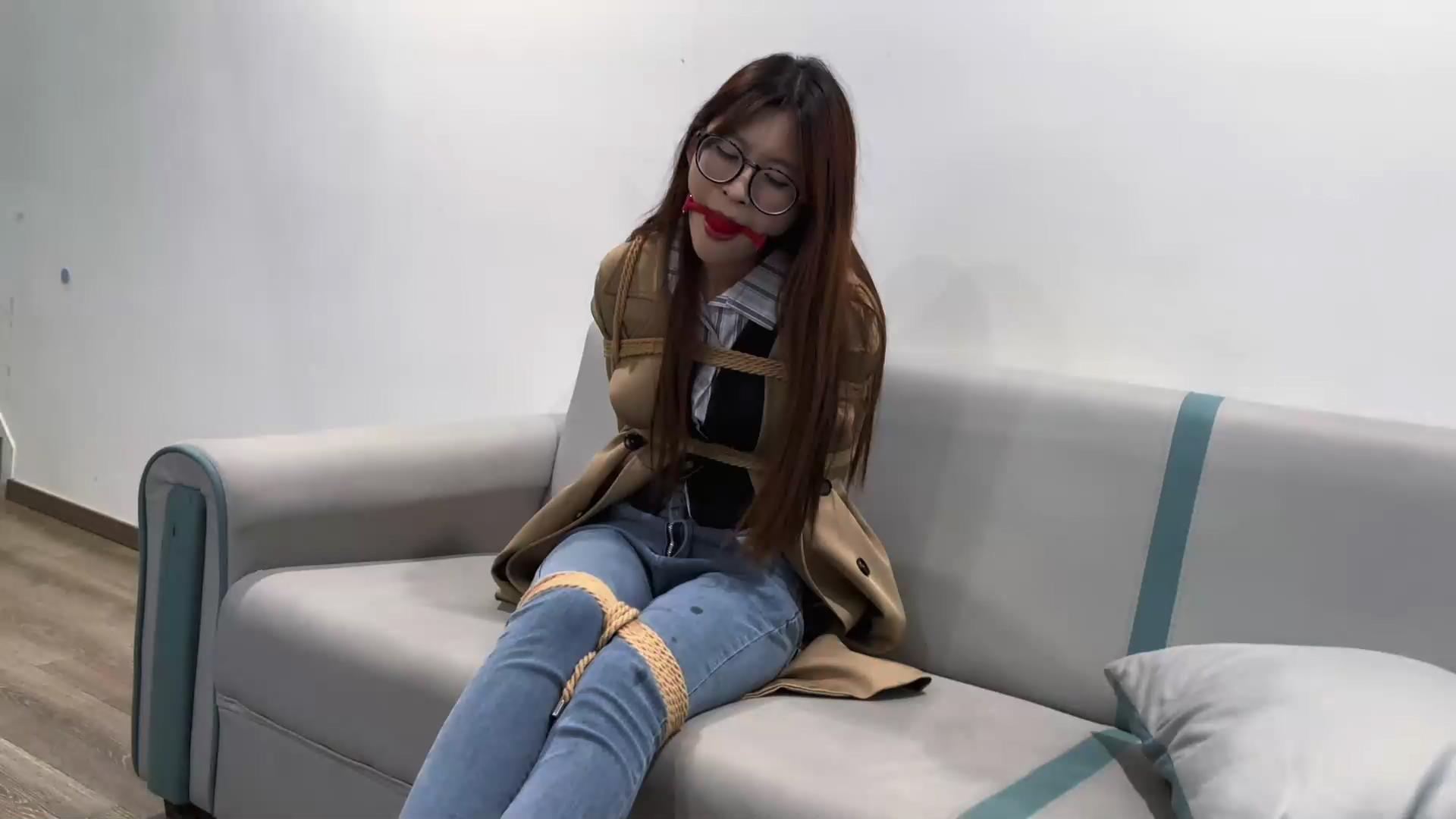 禾一原创 女特工 反差 挣扎 紧身牛仔裤[00_12_10][20251013-112122].jpg