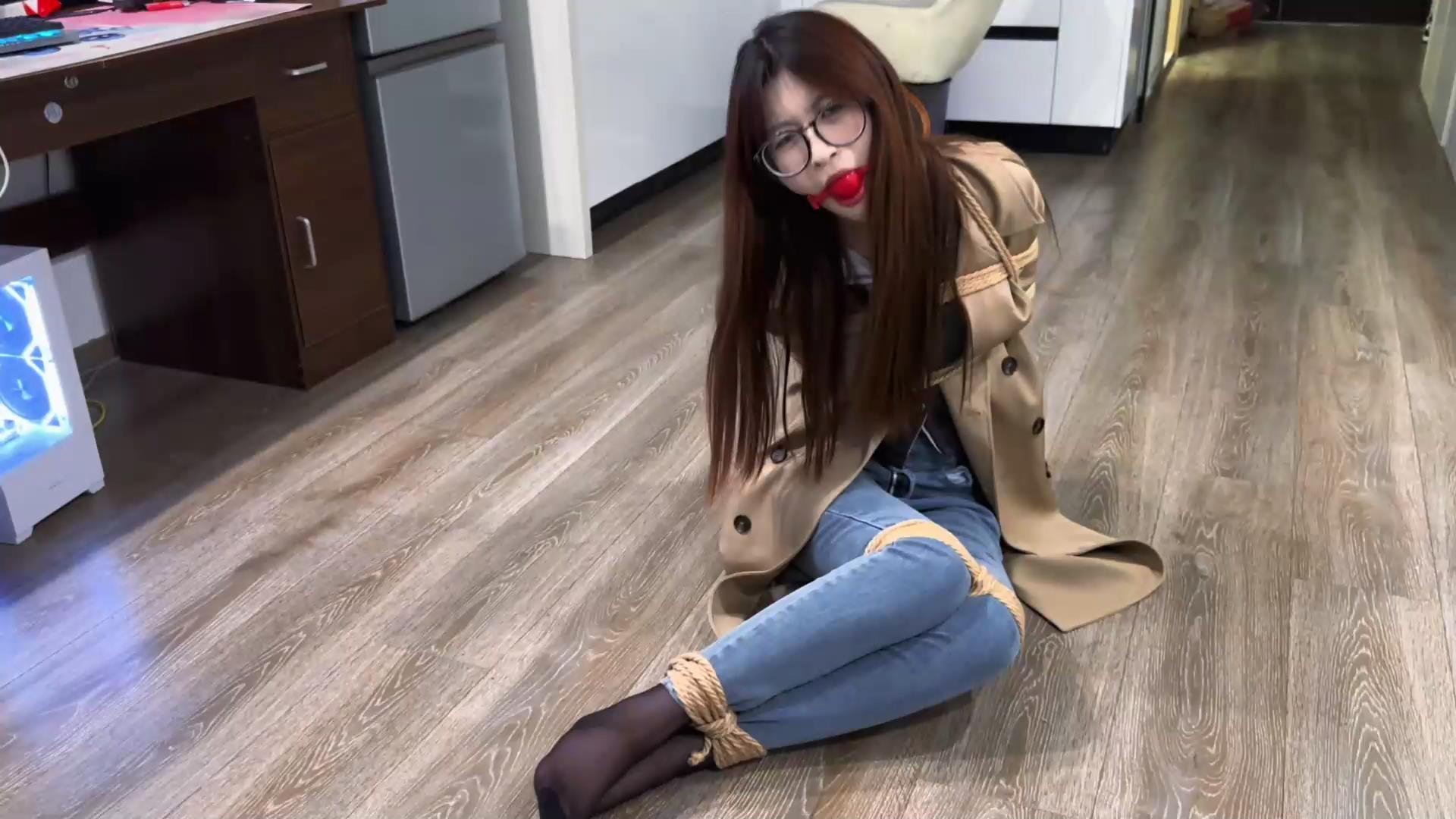 禾一原创 女特工 反差 挣扎 紧身牛仔裤[00_16_11][20251013-112125].jpg