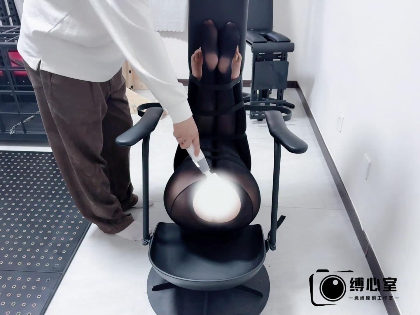 缚心室 新道具来袭！油光黑丝女特工被制作[00_11_10][20251018-114602].jpg