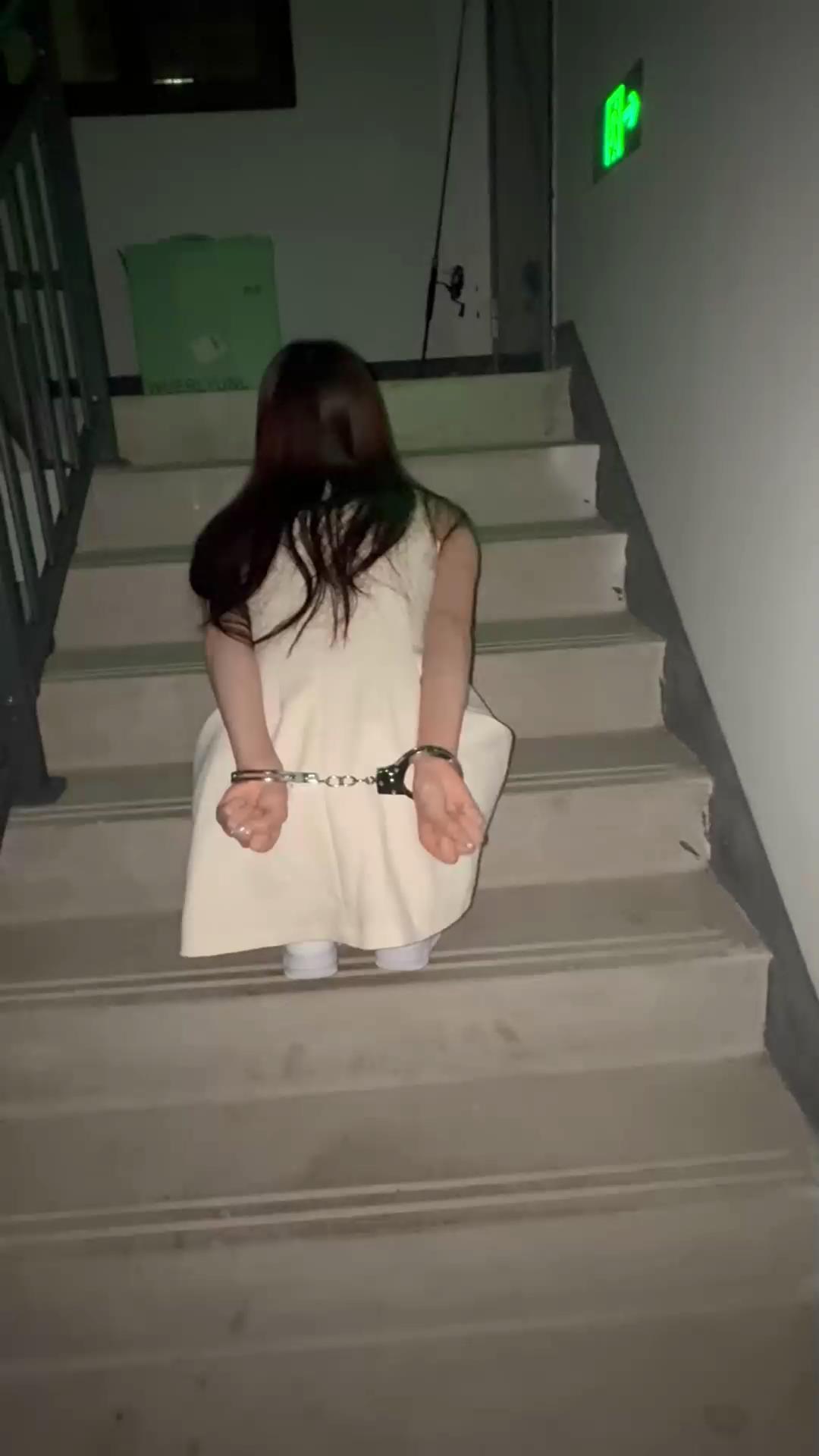 眼眸出品 户外之楼梯调教秒C神器 充气肛[00_10_20][20251020-120908].jpg