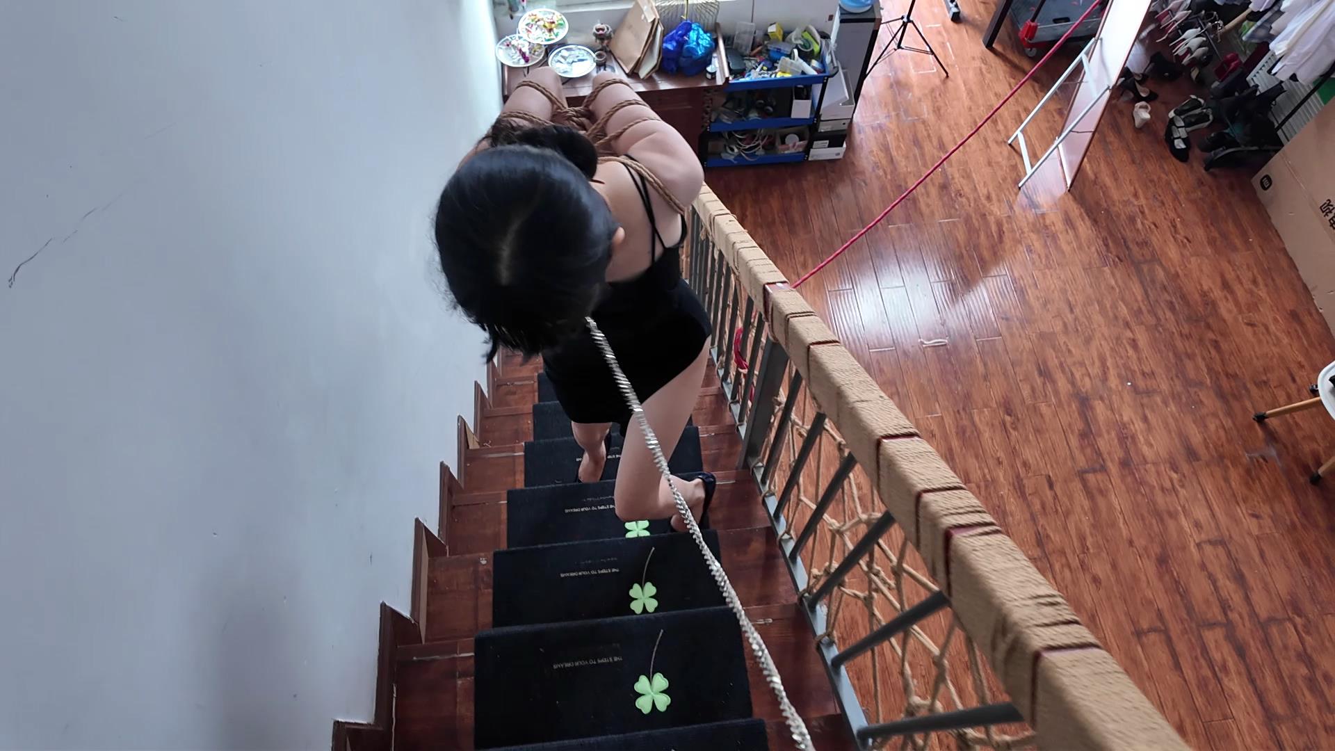 一绳所爱 把郑芊鸡翅膀紧缚牵着逛一圈[20251020-123414].jpg