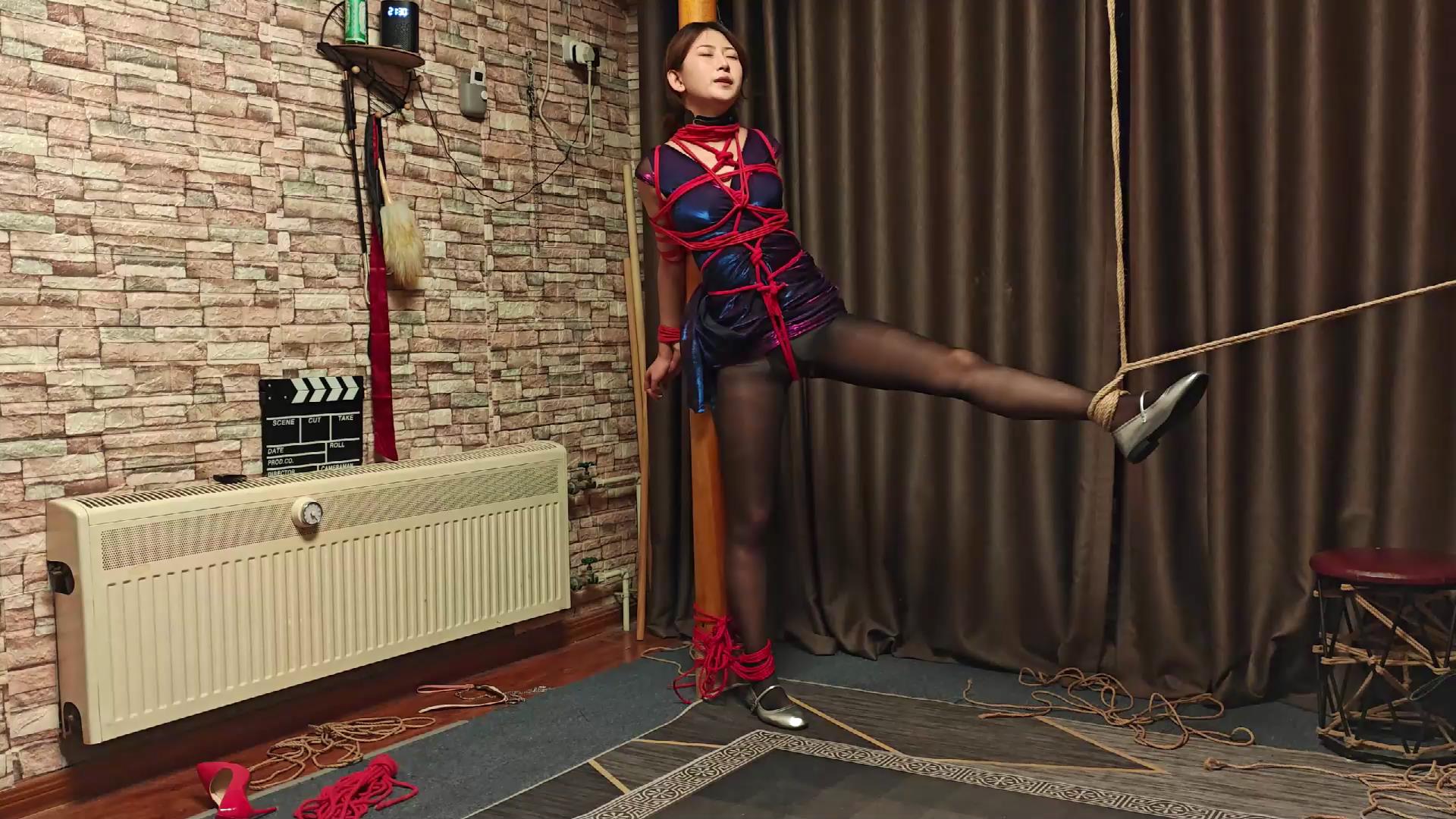 临冬城的冰原狼 大长腿黑丝舞女被反绑挣扎[00_07_40][20251023-182134].jpg