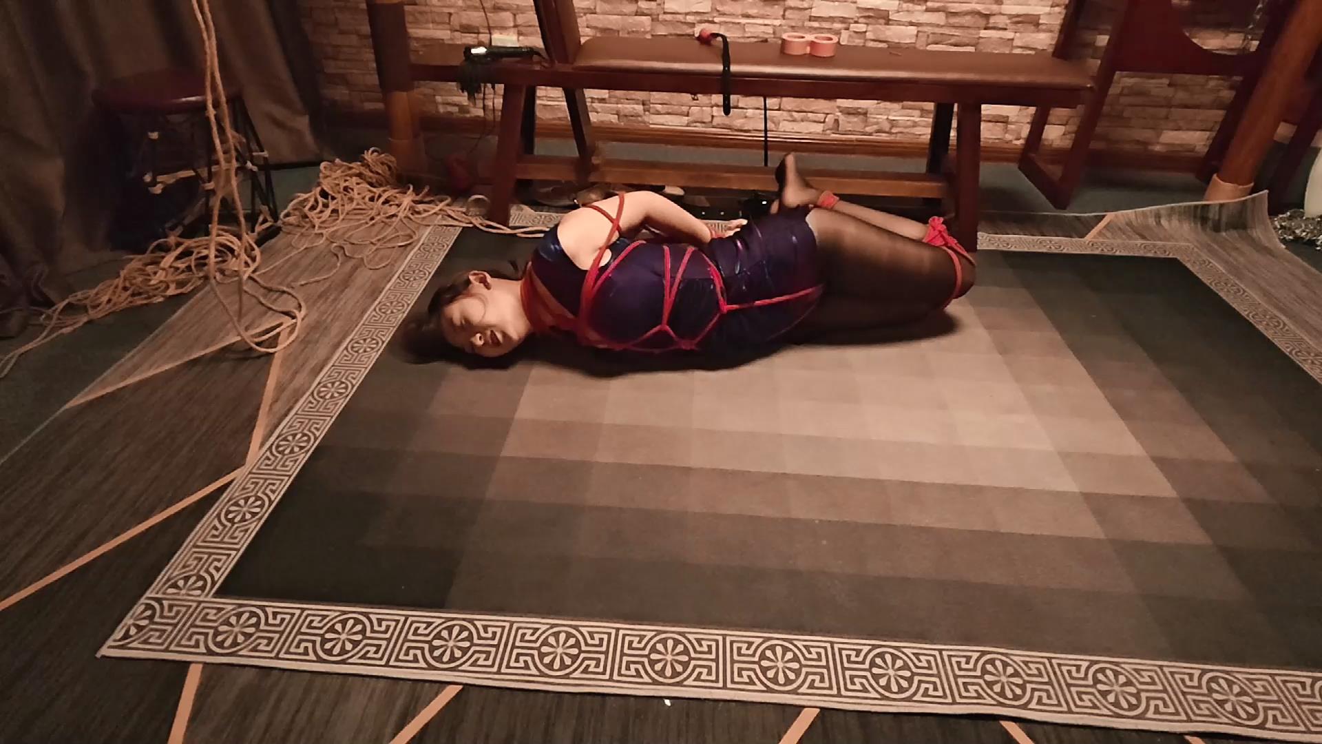 临冬城的冰原狼 大长腿黑丝舞女被反绑挣扎[00_17_39][20251023-182141].jpg