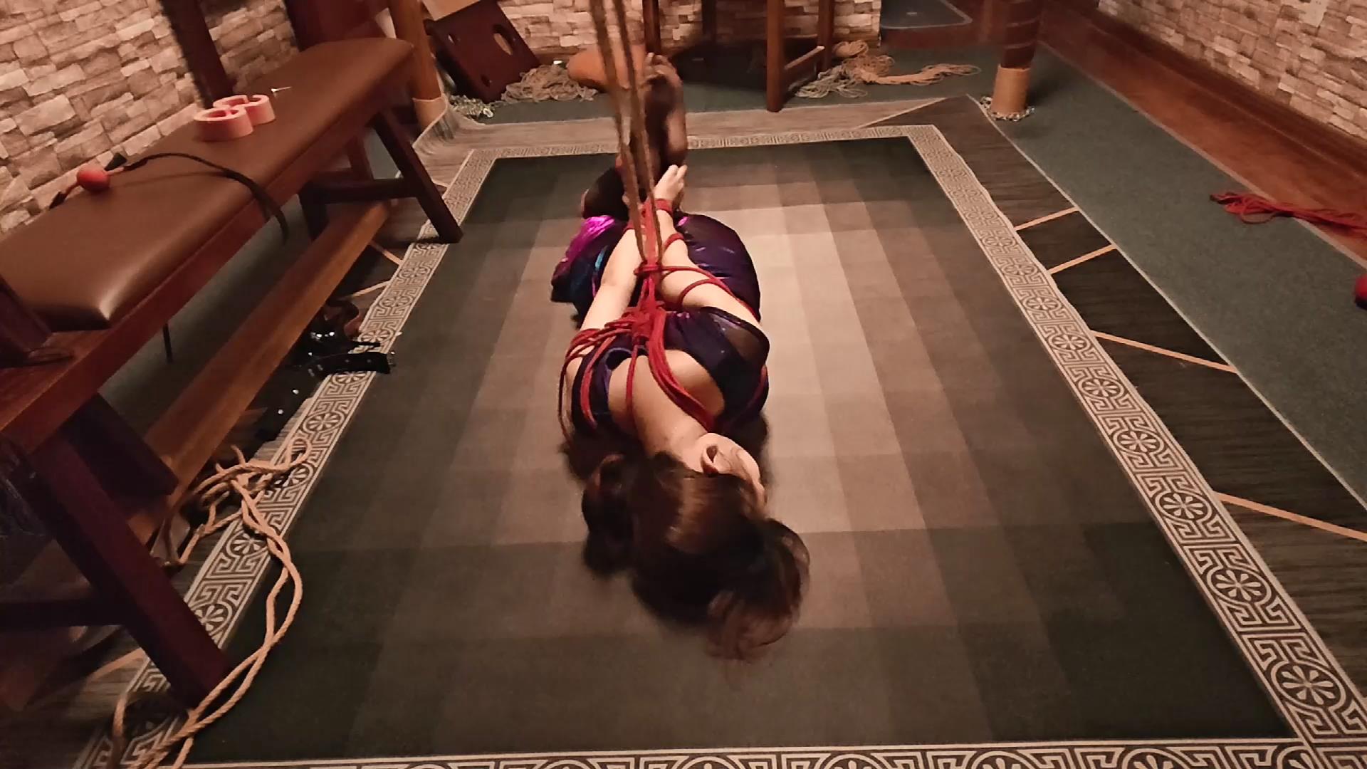 临冬城的冰原狼 大长腿黑丝舞女被反绑挣扎[00_19_55][20251023-182143].jpg