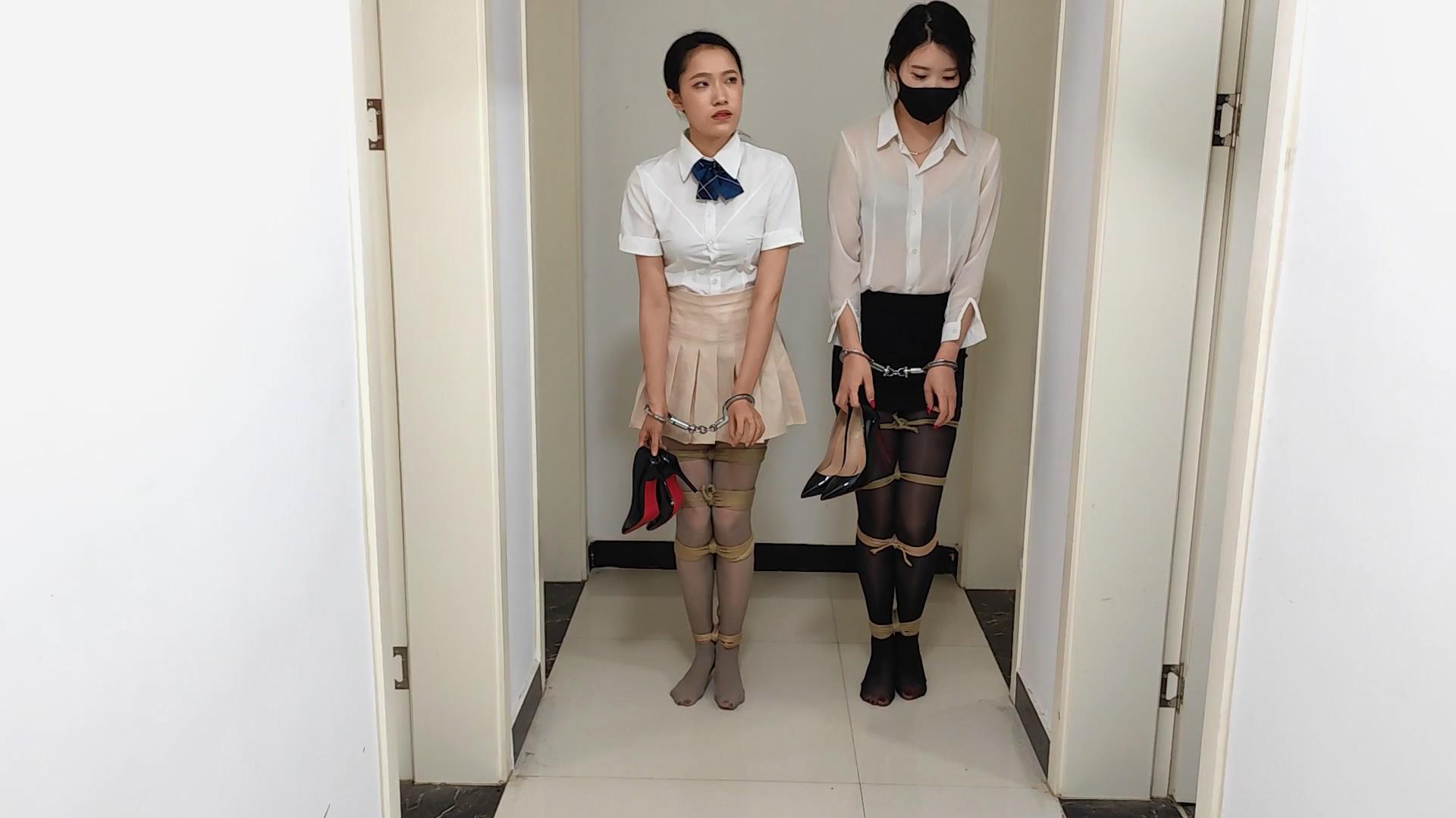 随心原创-杨蕊 雅熙 一条铁链双铐吊手腕[00_01_56][20251024-114300].jpg