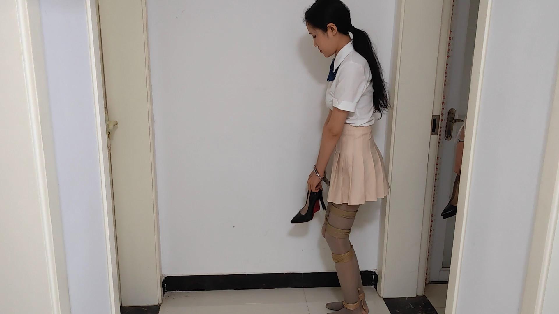 随心原创-杨蕊 雅熙 一条铁链双铐吊手腕[00_01_18][20251024-114258].jpg