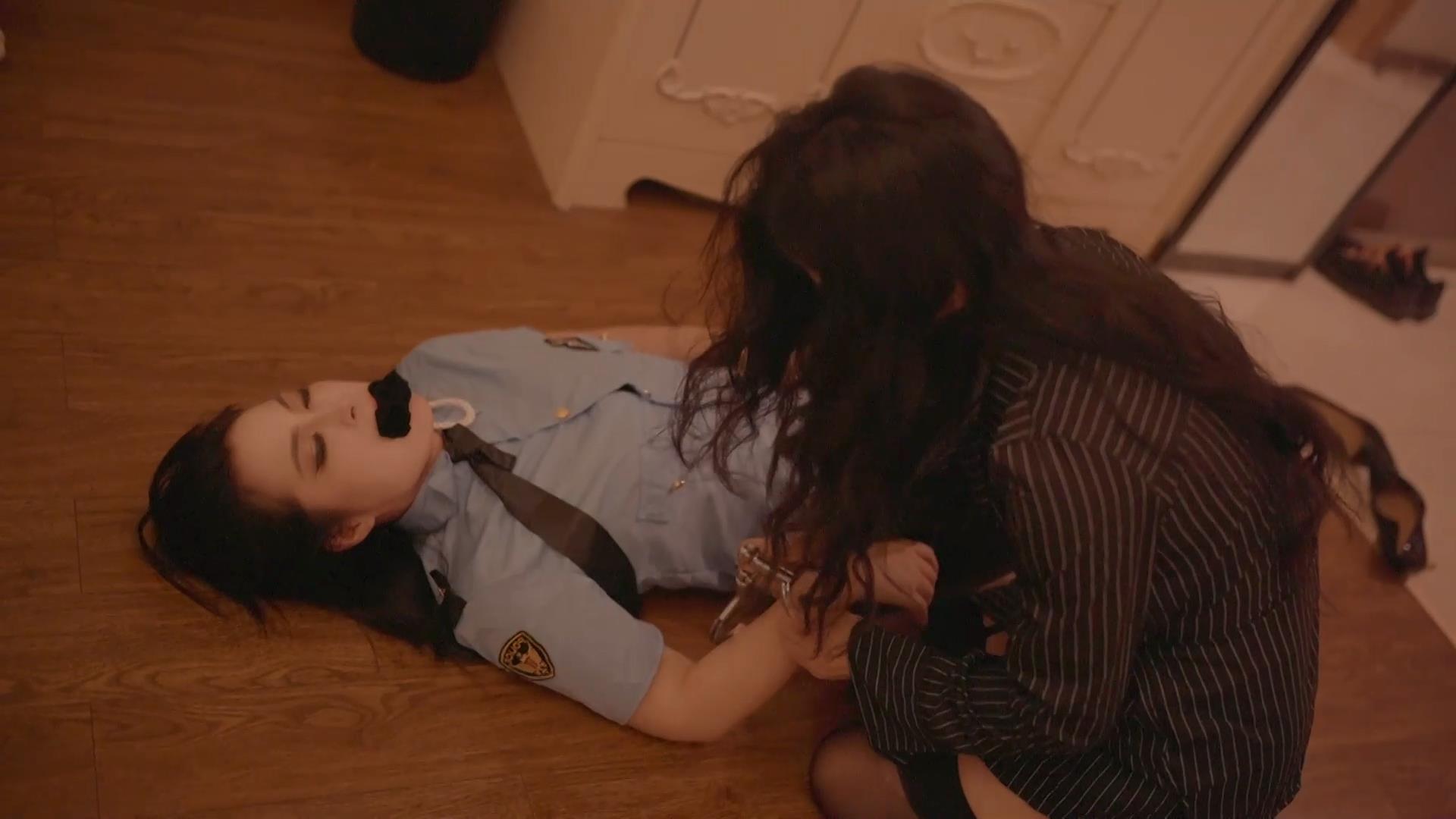 玫瑰 陷阱-女J抓捕女贼被反杀-片后有采[00_04_51][20251024-114736].jpg