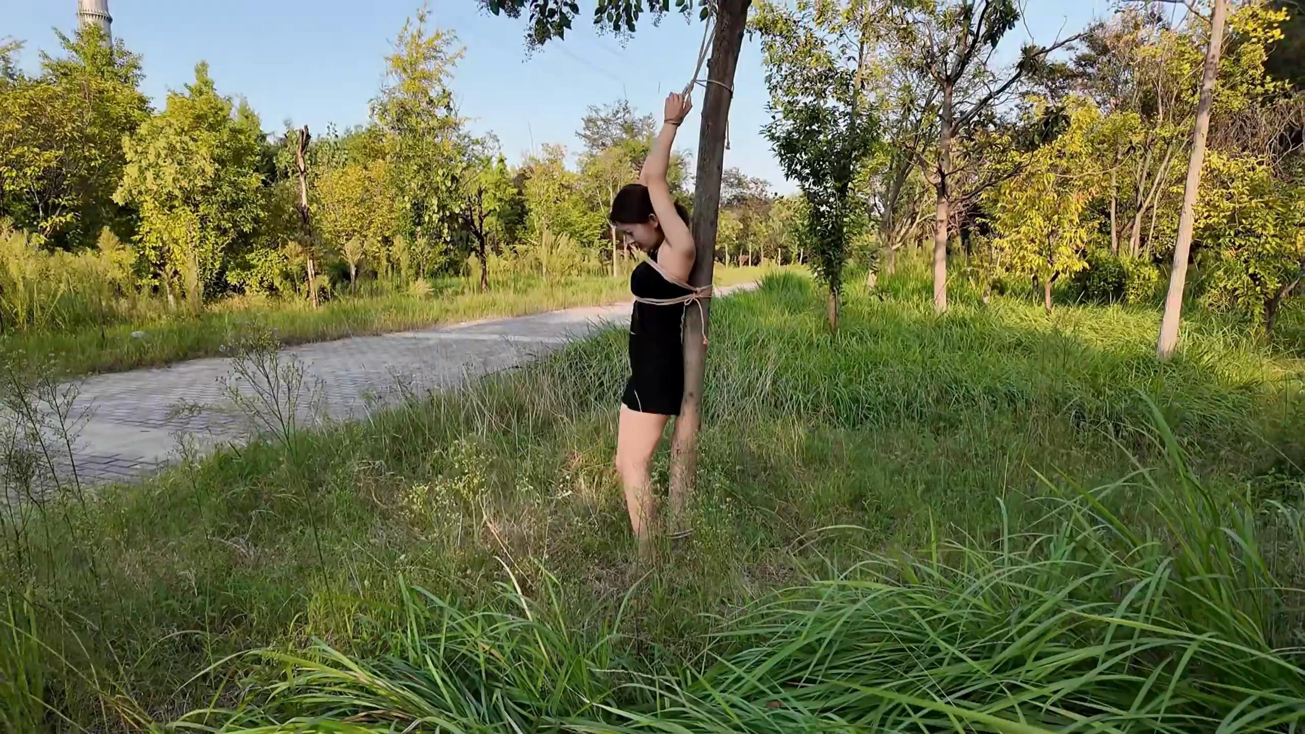 李大侠原创-晓琴路边捆绑 十一大床老虎凳[00_01_33][20251025-103925].jpg