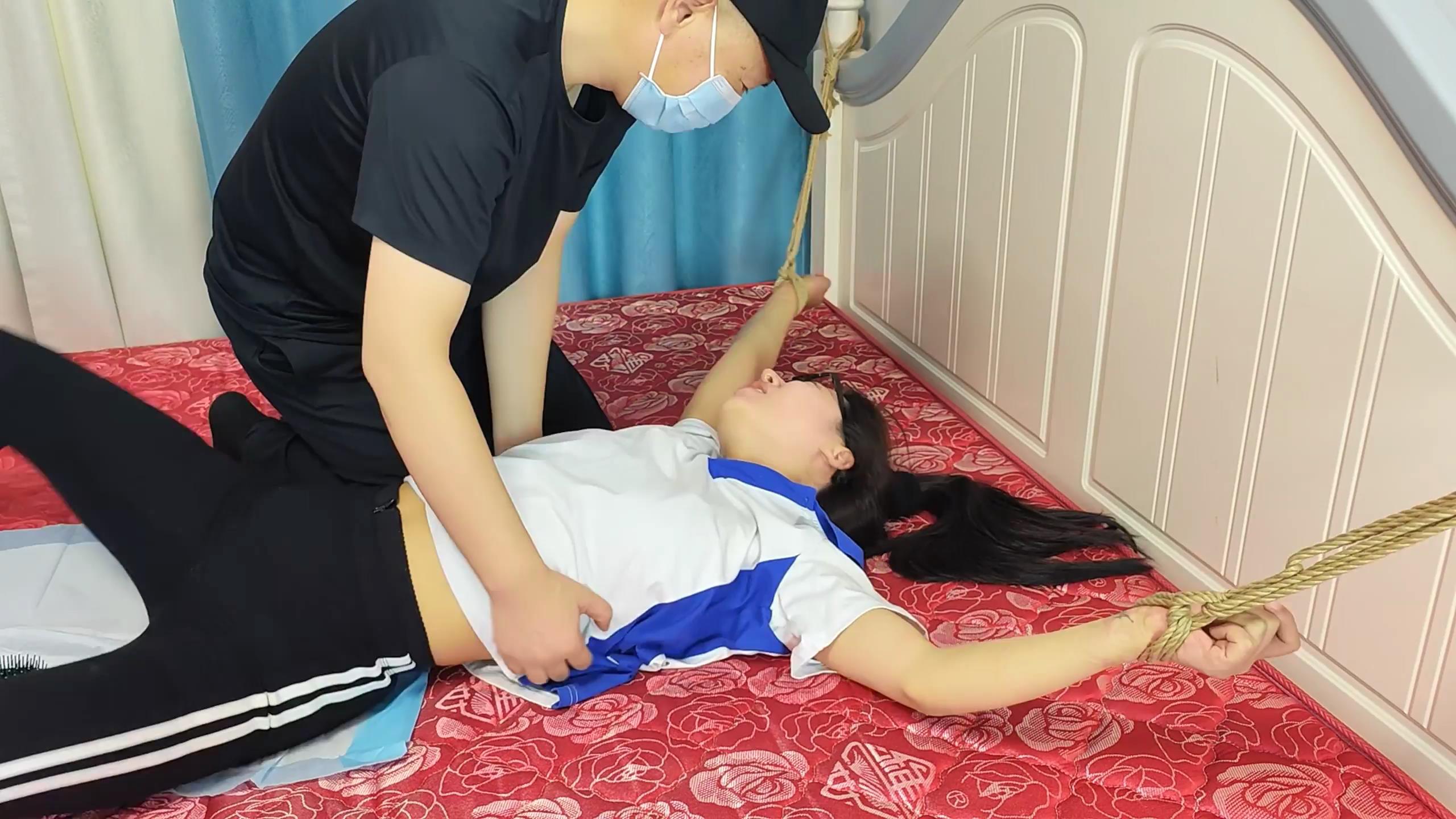 李大侠原创-晓琴路边捆绑 十一大床老虎凳[00_41_56][20251025-103938].jpg