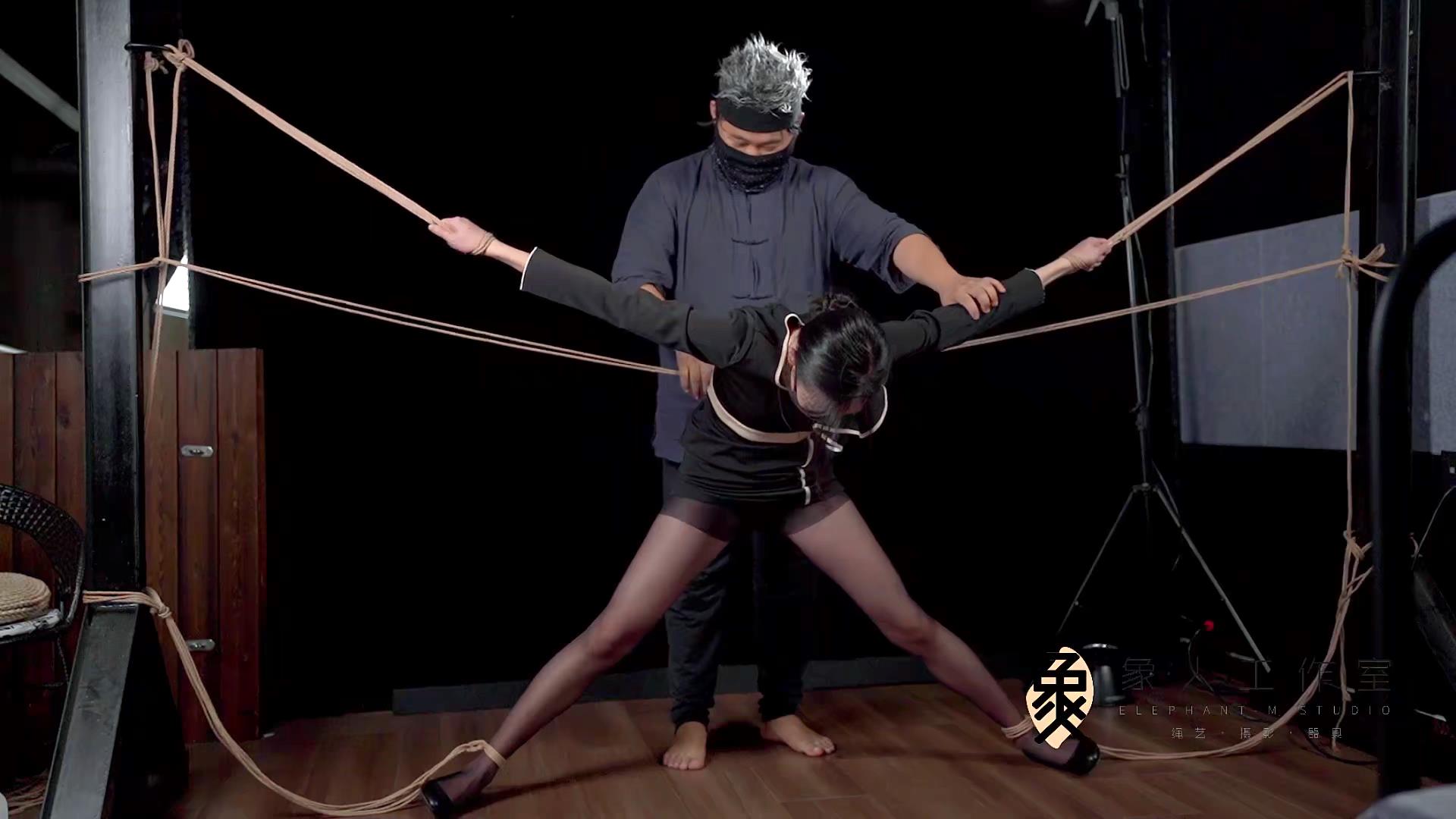 象人工作室 轻语-空姐制服黑丝套，大字床[00_35_52][20251026-101936].jpg