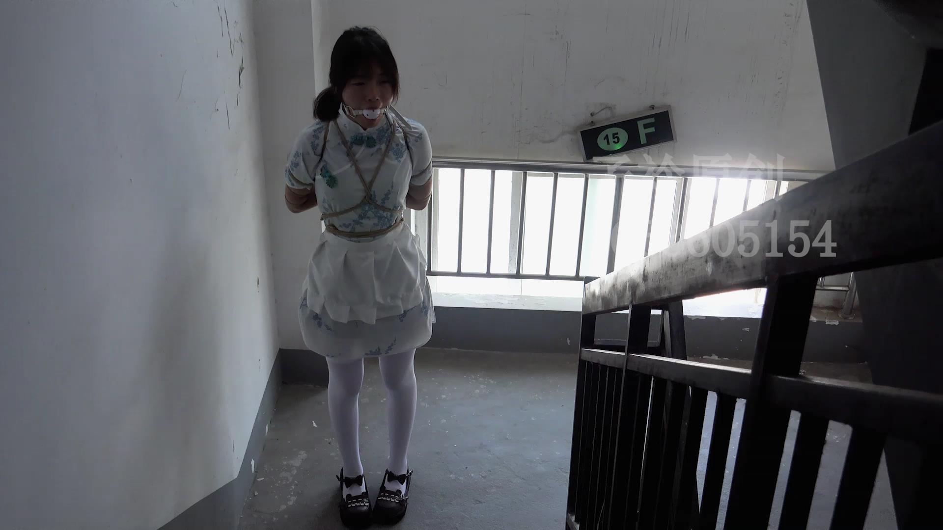 子衿原创 诺诺 五花口球脚镣楼道放置[00_13_17][20251028-130819].jpg
